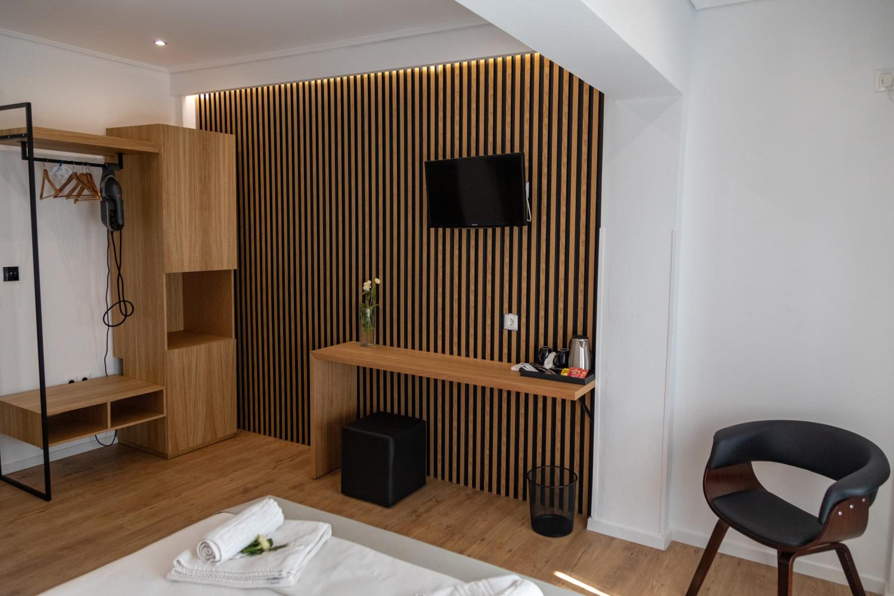 Deluxe Double Room with Side Sea View - Photo 7