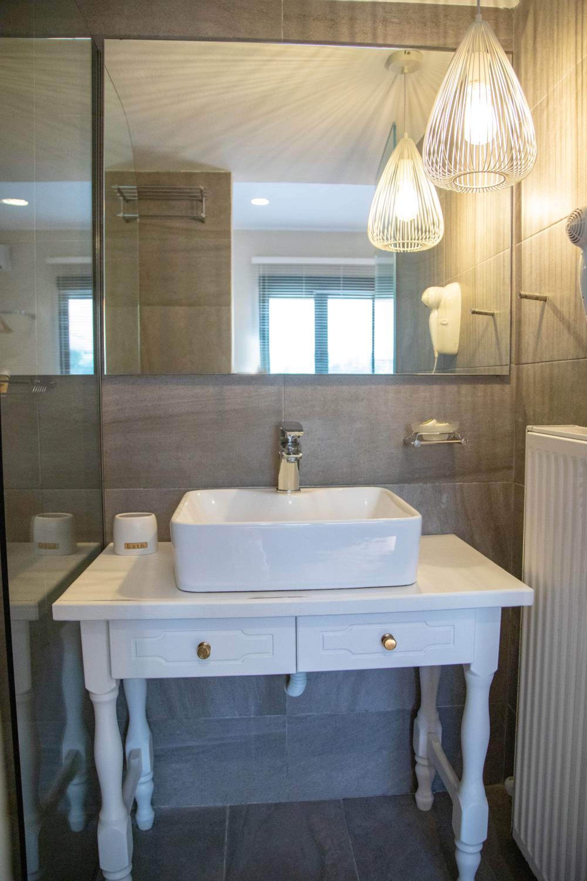 Deluxe Double Room with Side Sea View - Photo 5