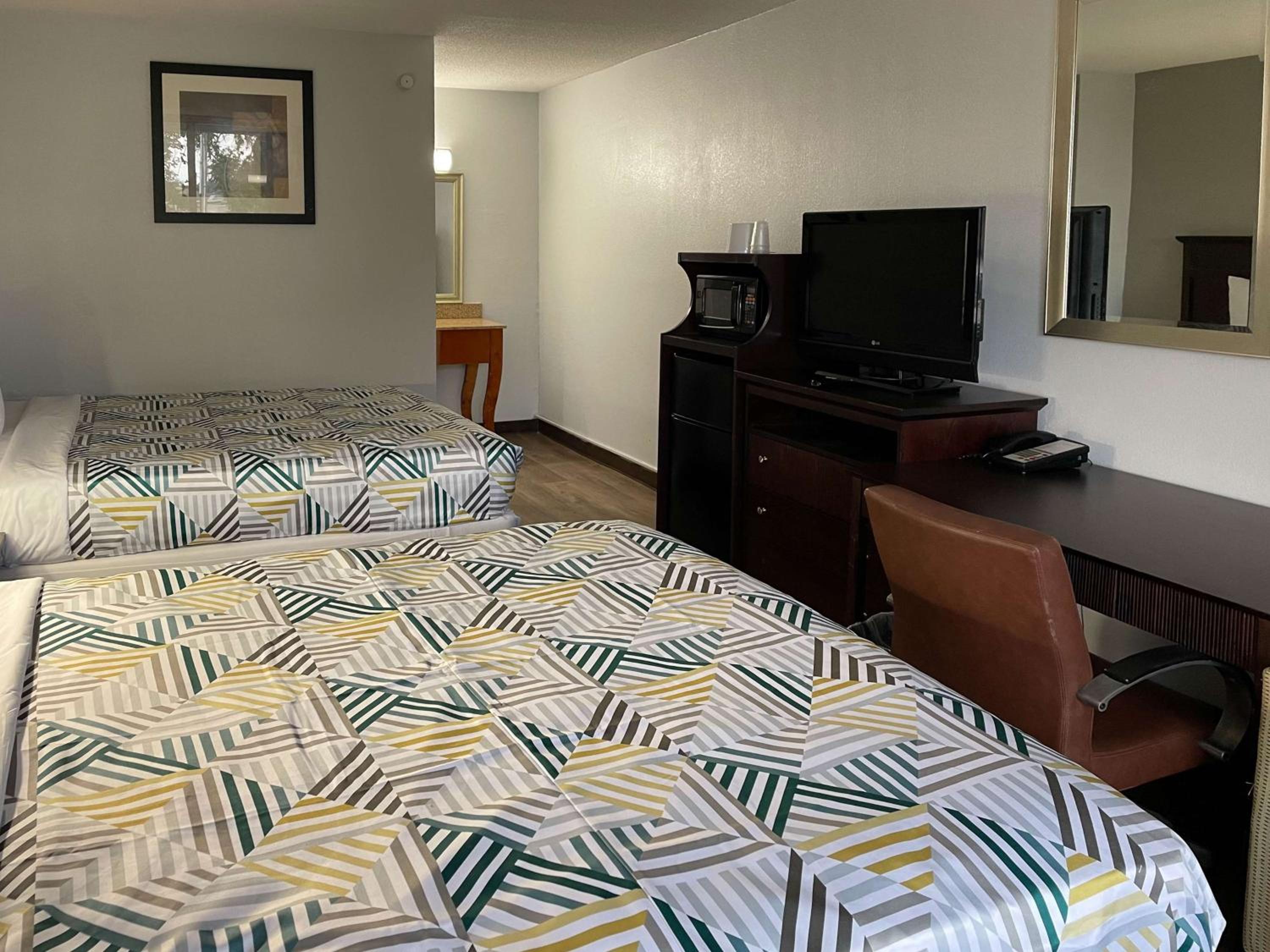 Queen Room with Two Queen Beds - Non-Smoking photo 2
