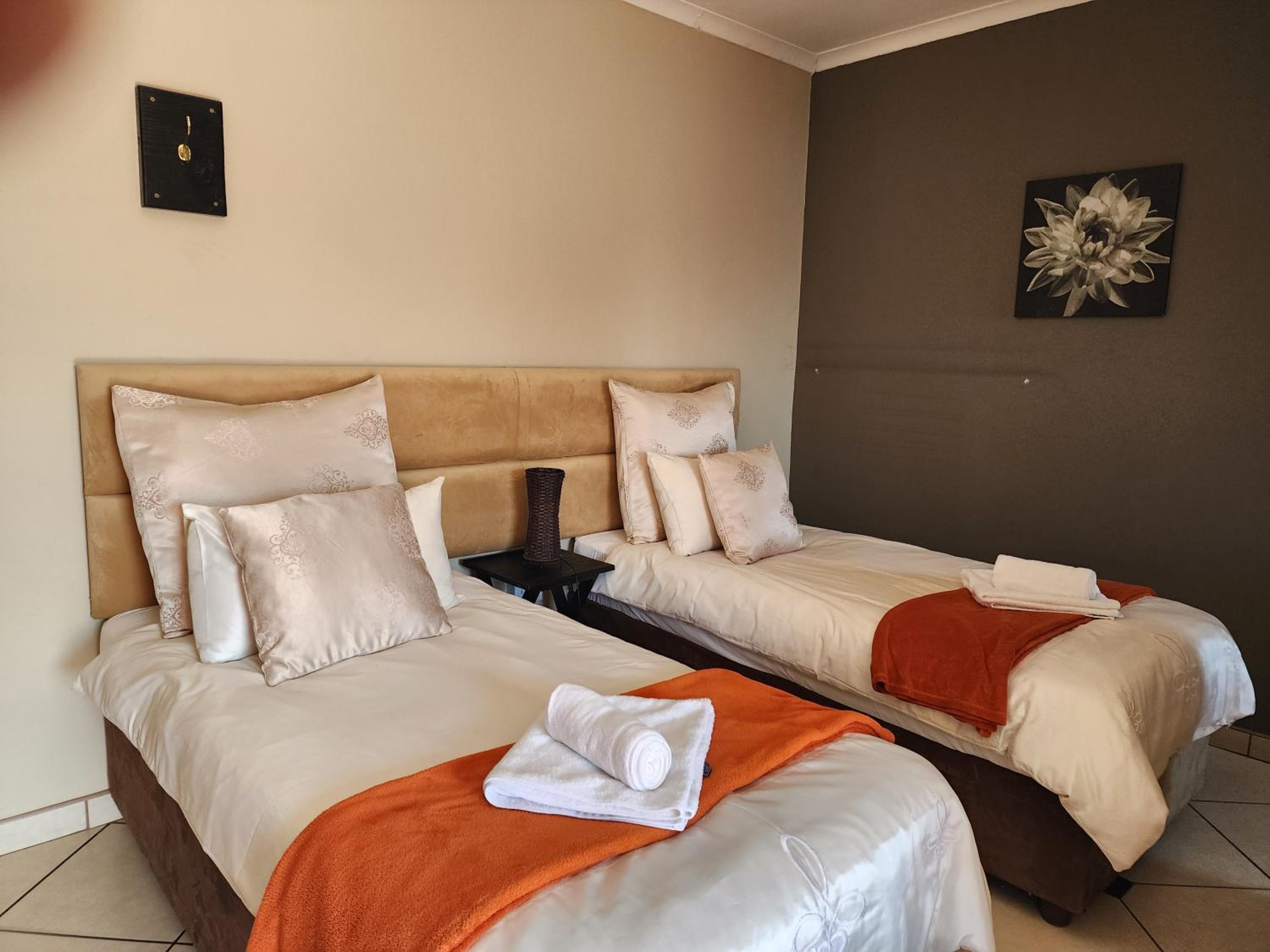 Double or Twin Room with Private Bathroom - Photo 8