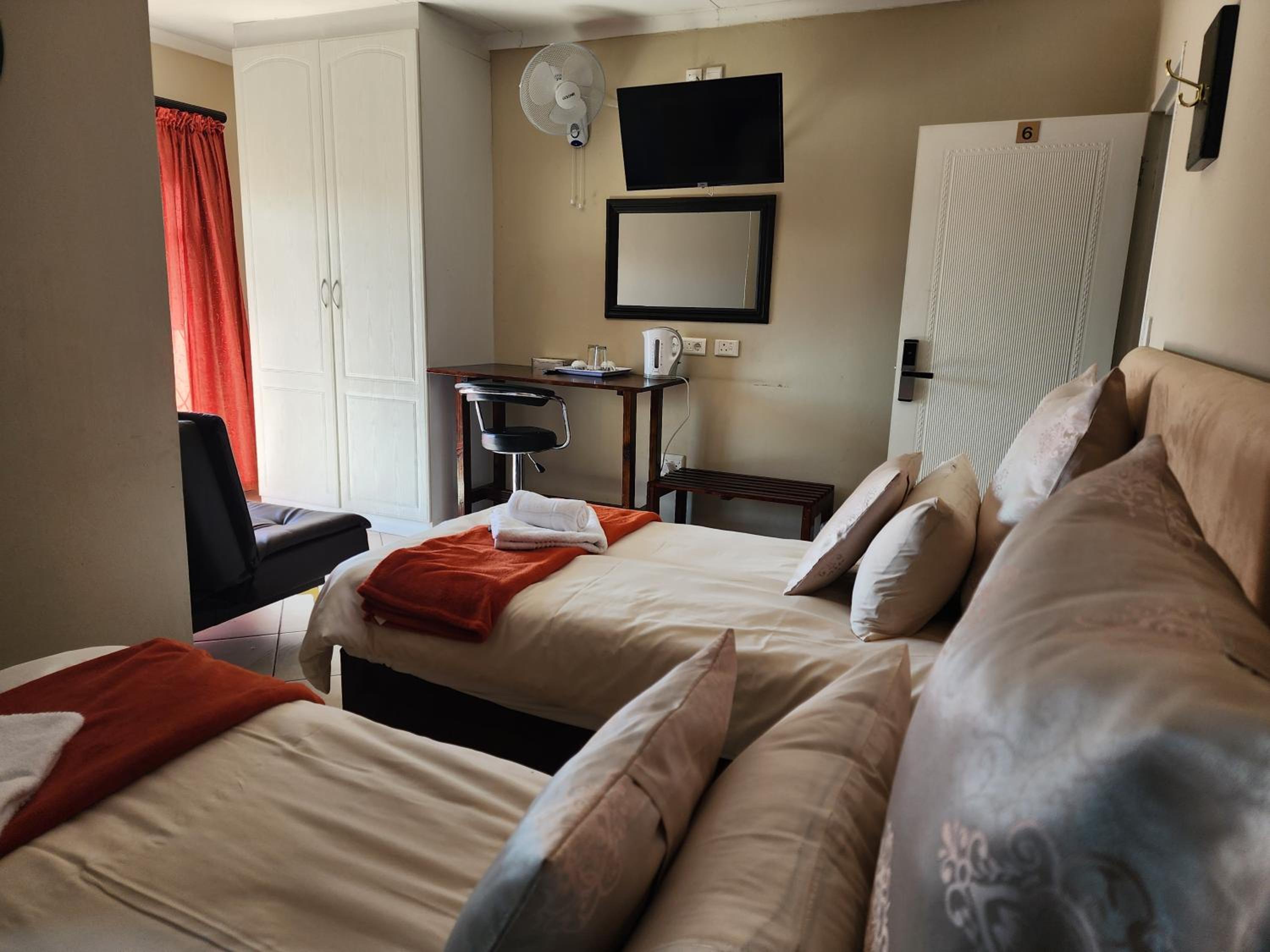 Double or Twin Room with Private Bathroom - Photo 9