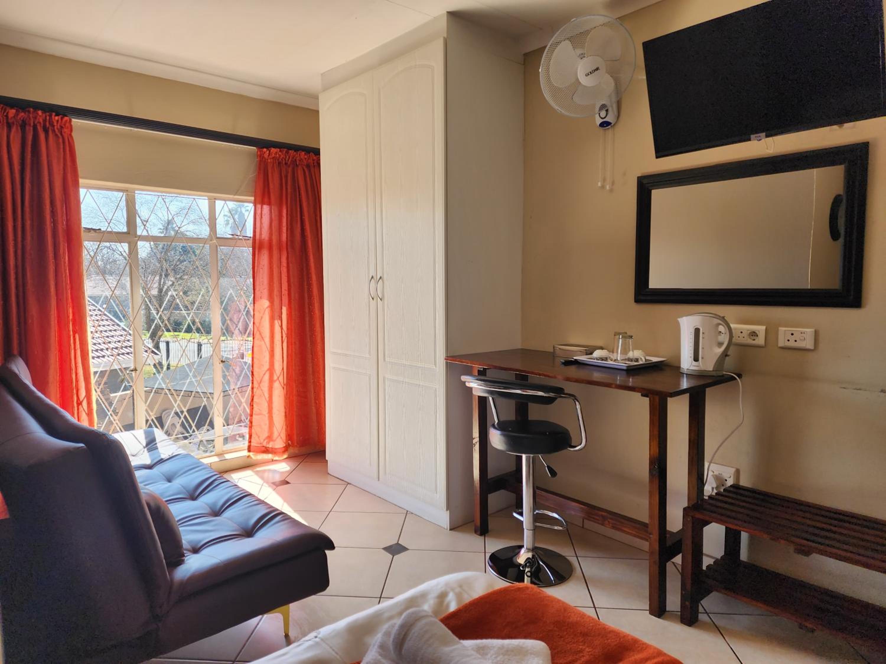 Double or Twin Room with Private Bathroom - Photo 7