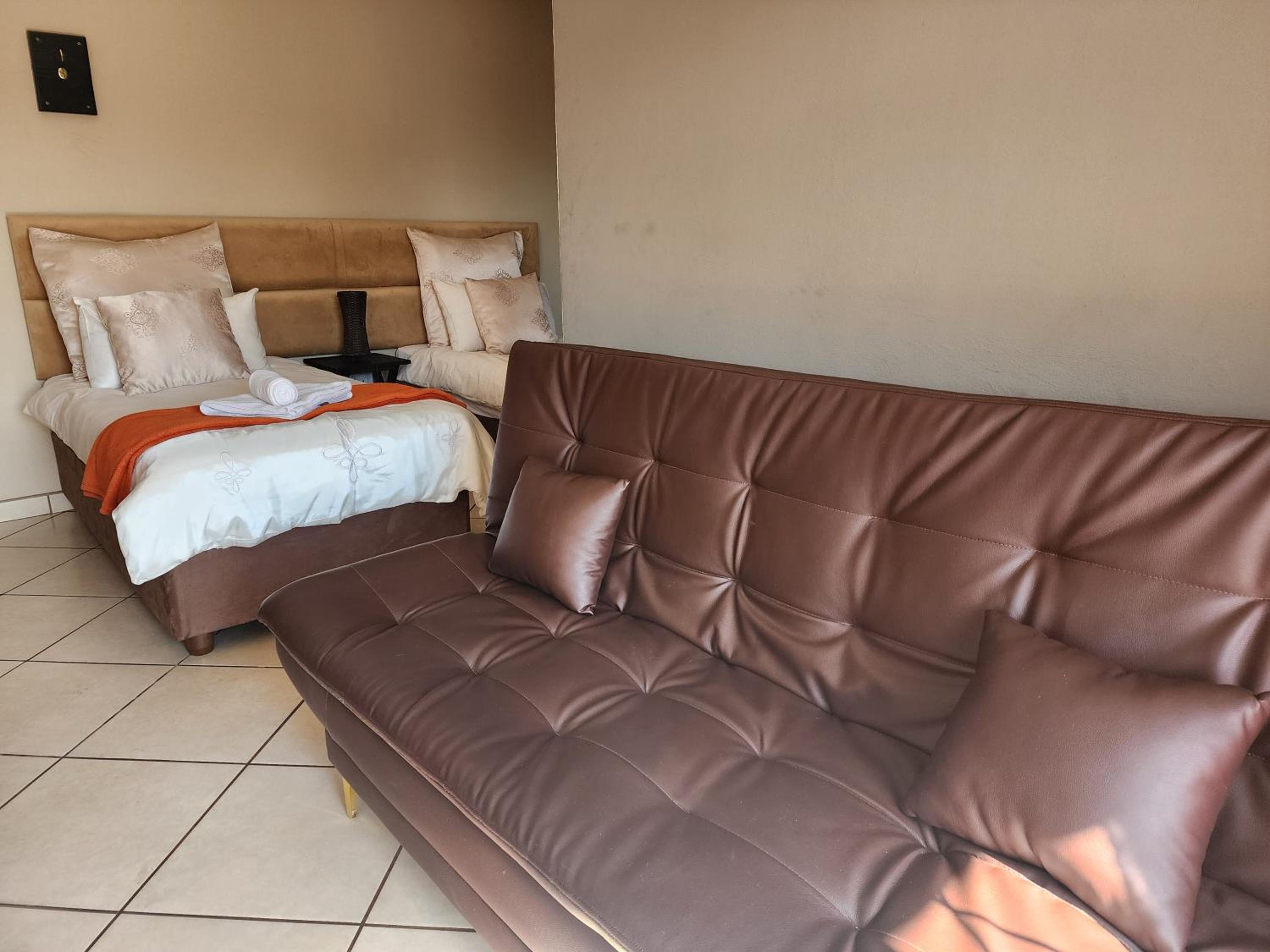 Double or Twin Room with Private Bathroom - Photo 6