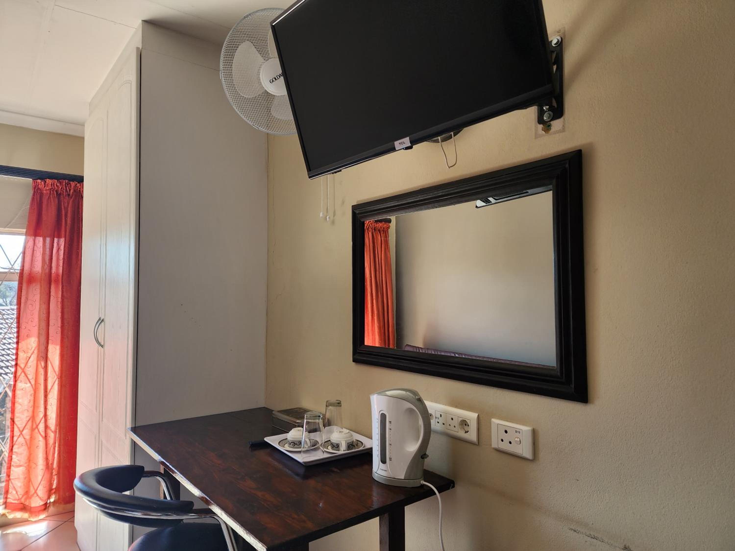 Double or Twin Room with Private Bathroom - Photo 3