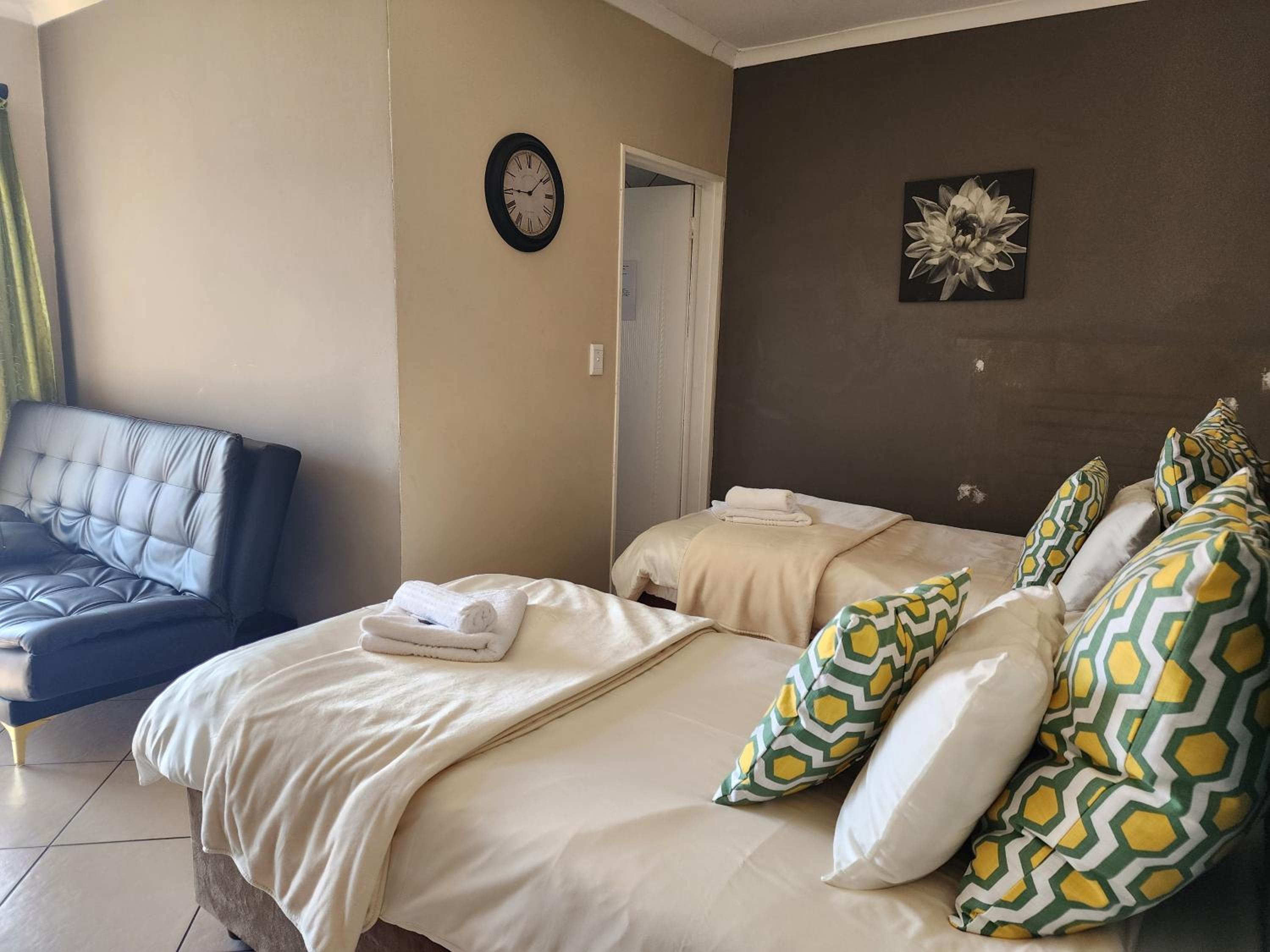 Double or Twin Room with Private Bathroom - Photo 2