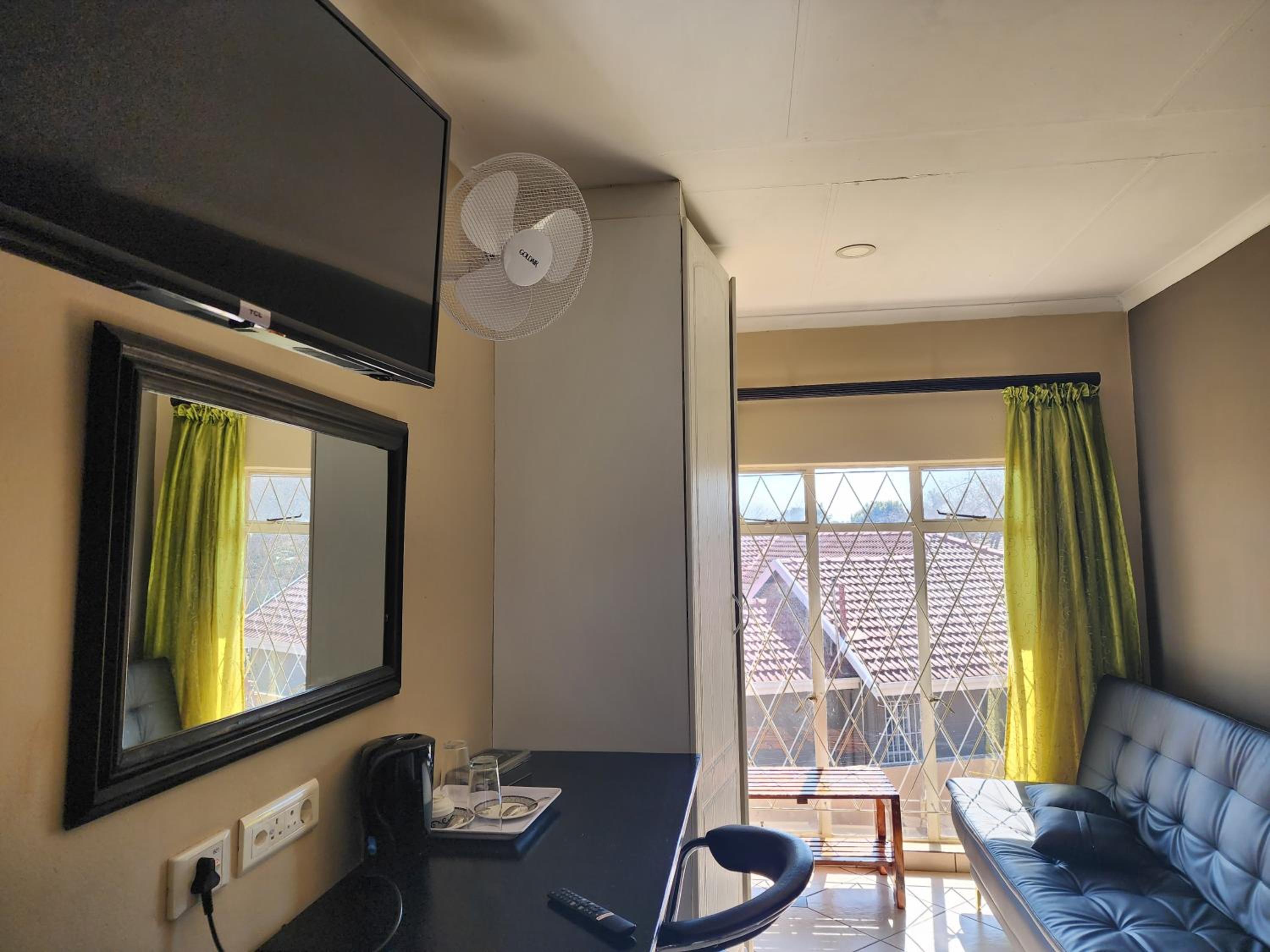Double or Twin Room with Private Bathroom - Photo 12