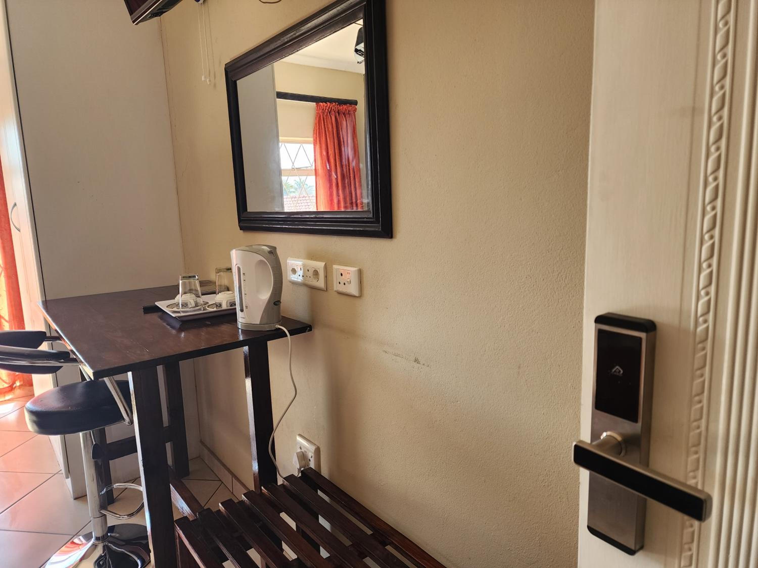 Double or Twin Room with Private Bathroom - Photo 11