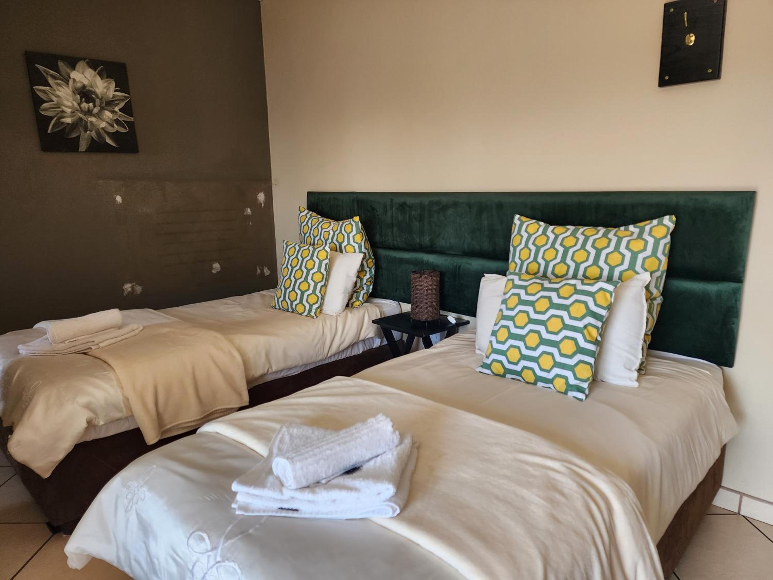 Double or Twin Room with Private Bathroom - Photo 10