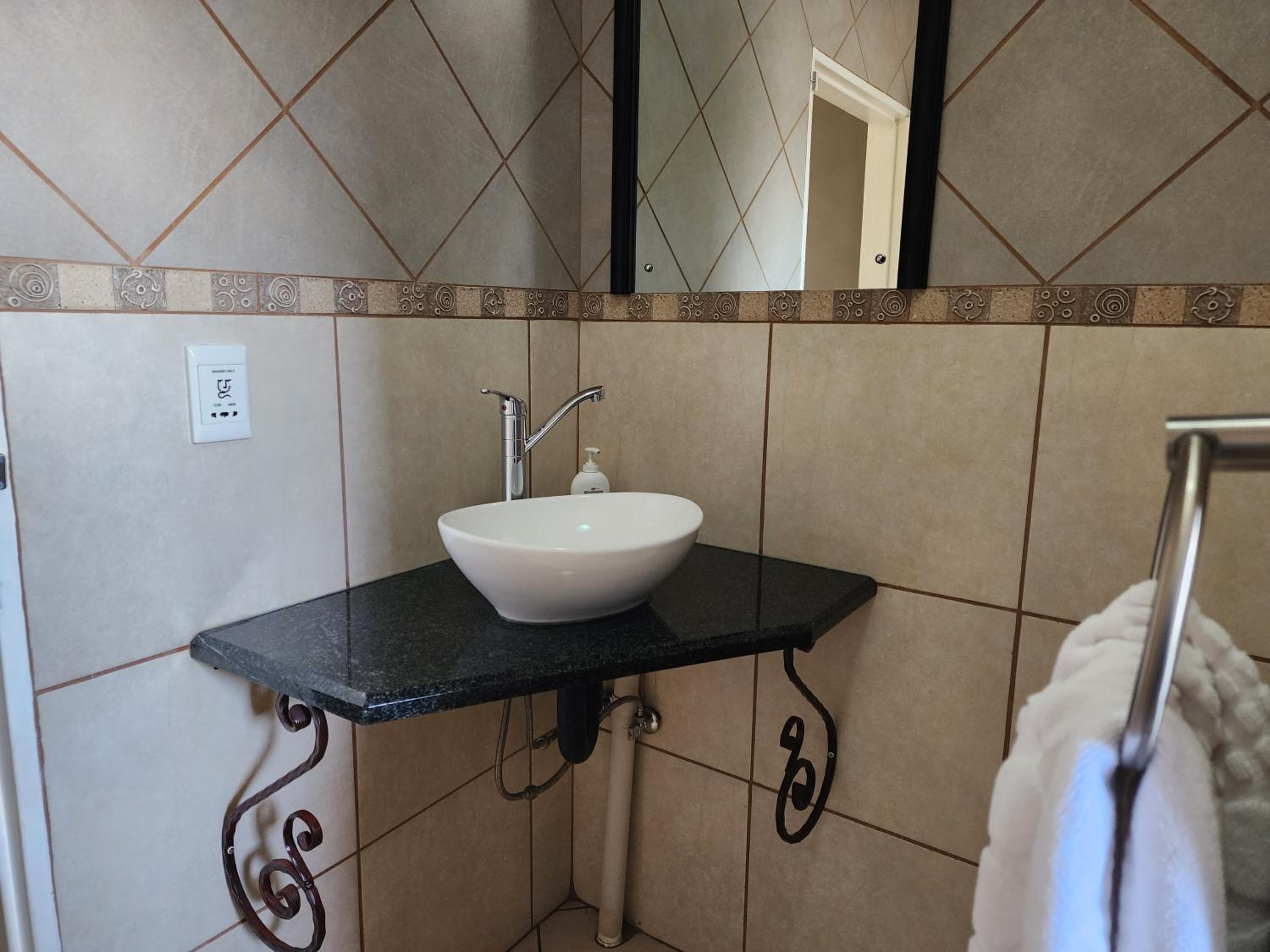 Double or Twin Room with Private Bathroom - Photo 4