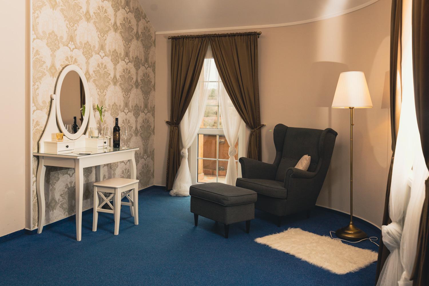Deluxe Double Room with Bath - Photo 4