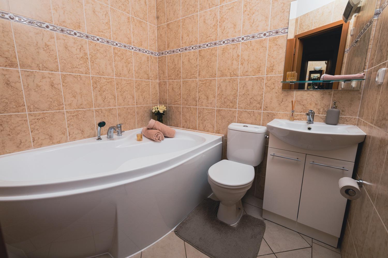 Deluxe Double Room with Bath - Photo 5