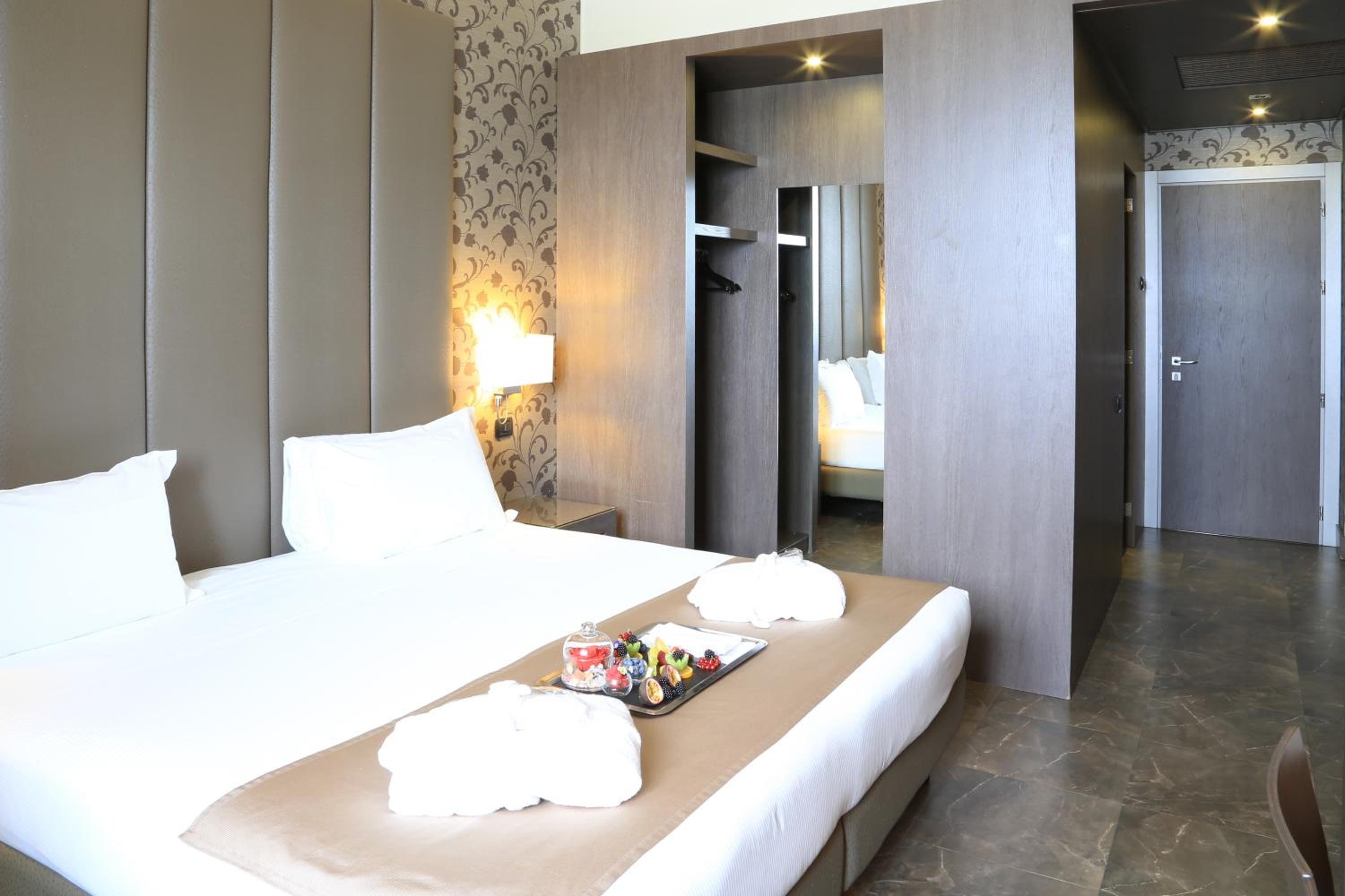 Superior Double or Twin Room thumbnail 5