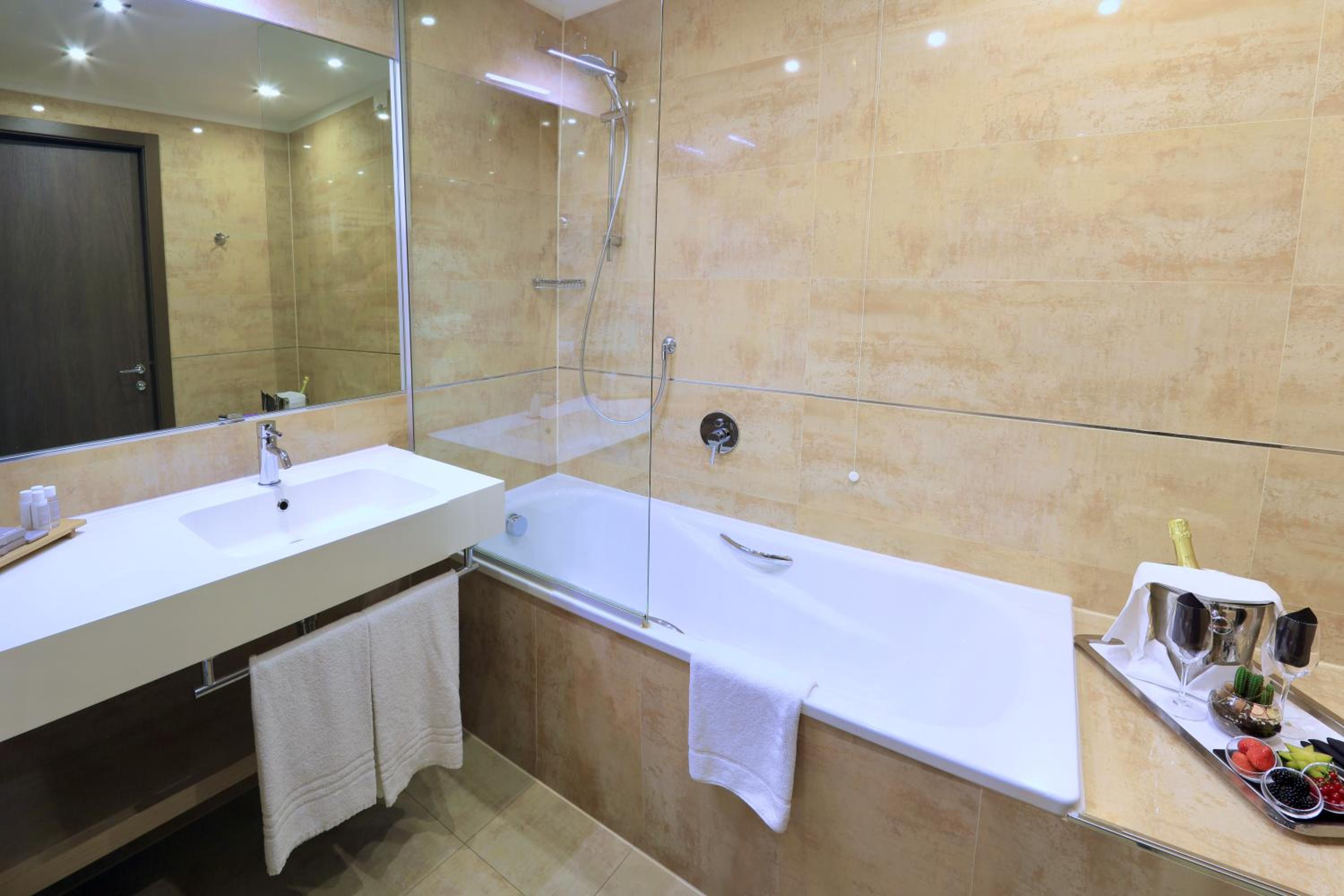 Superior Triple Room thumbnail 5