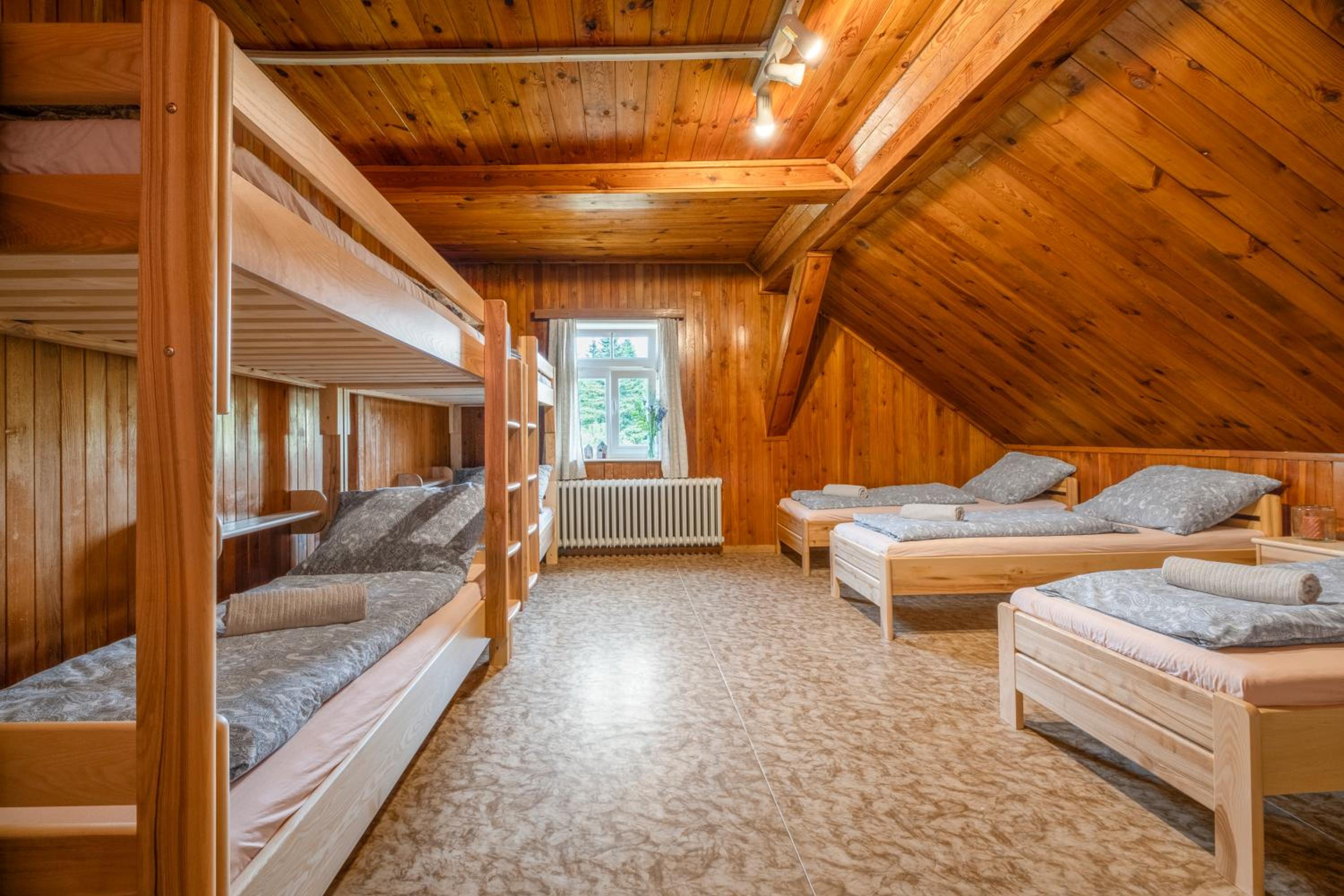 8-Bed Mixed Dormitory Room photo 2