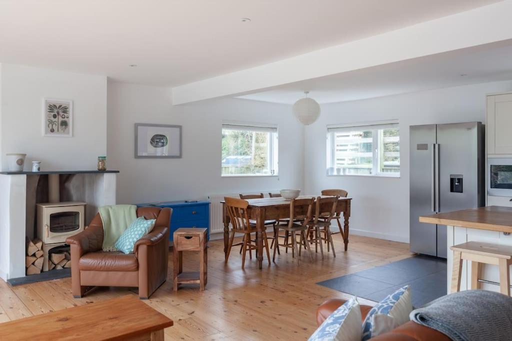 Three-Bedroom House photo 3