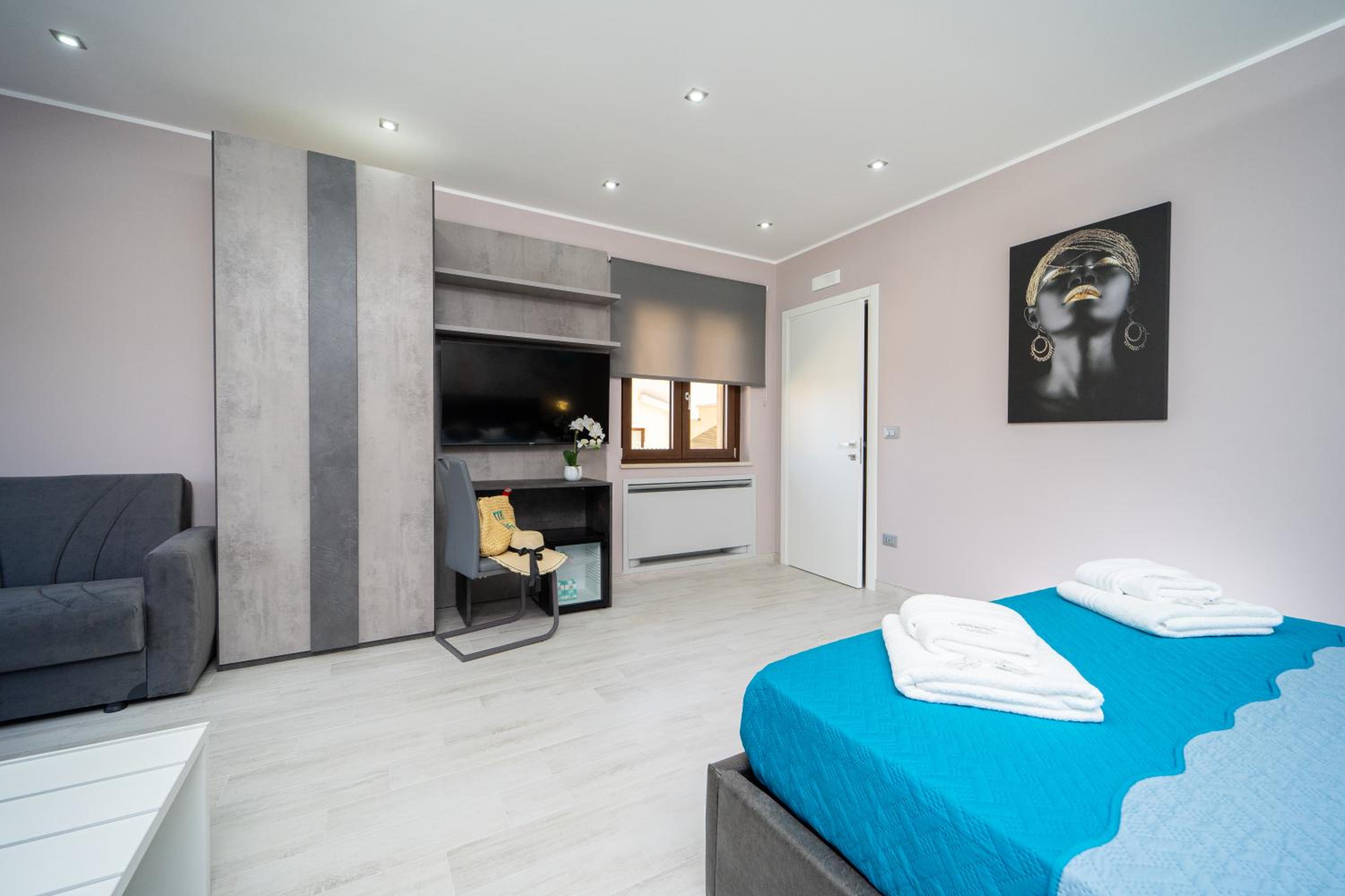 Junior Suite with Balcony - Photo 21