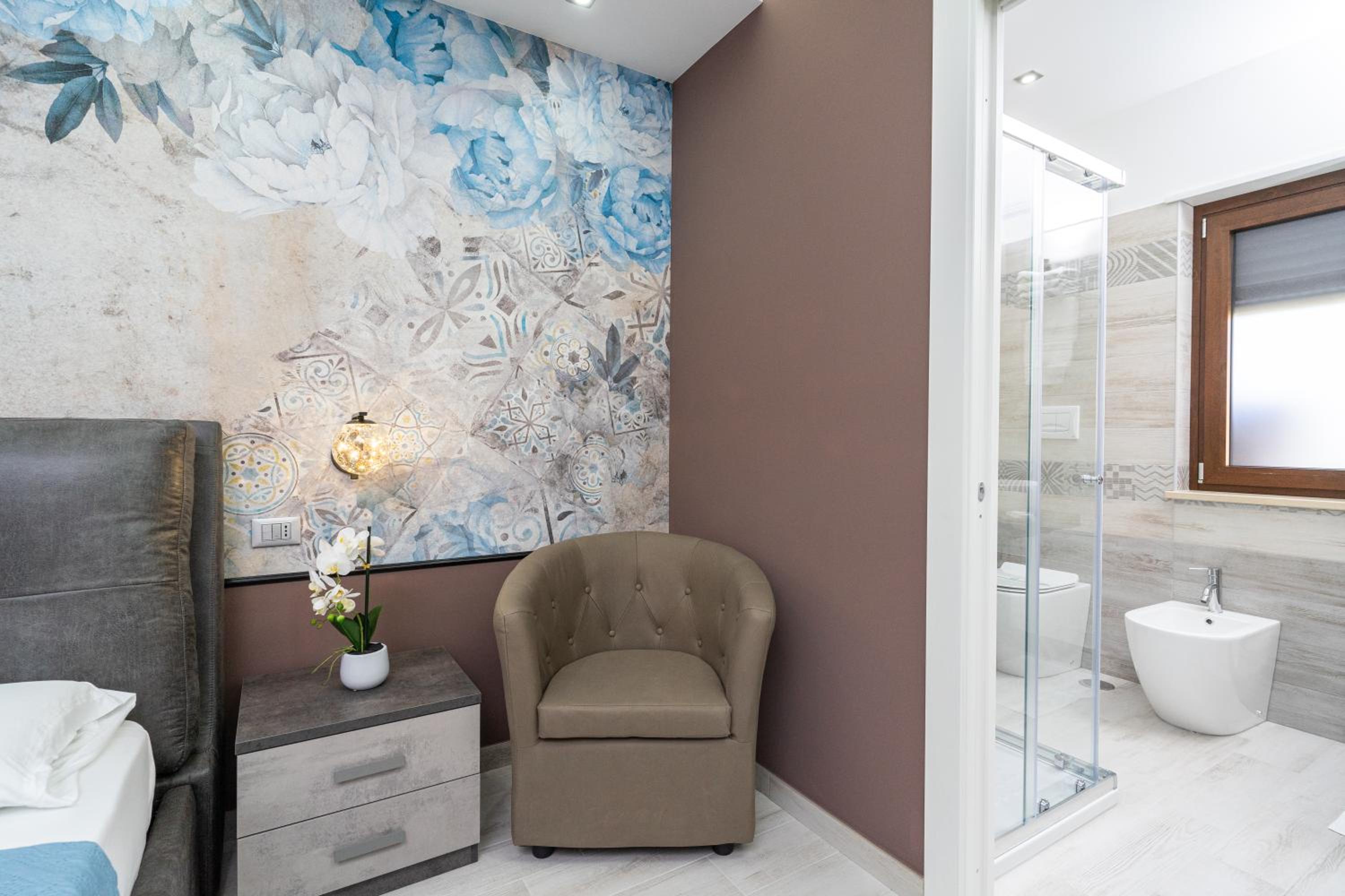 Junior Suite with Balcony - Photo 3