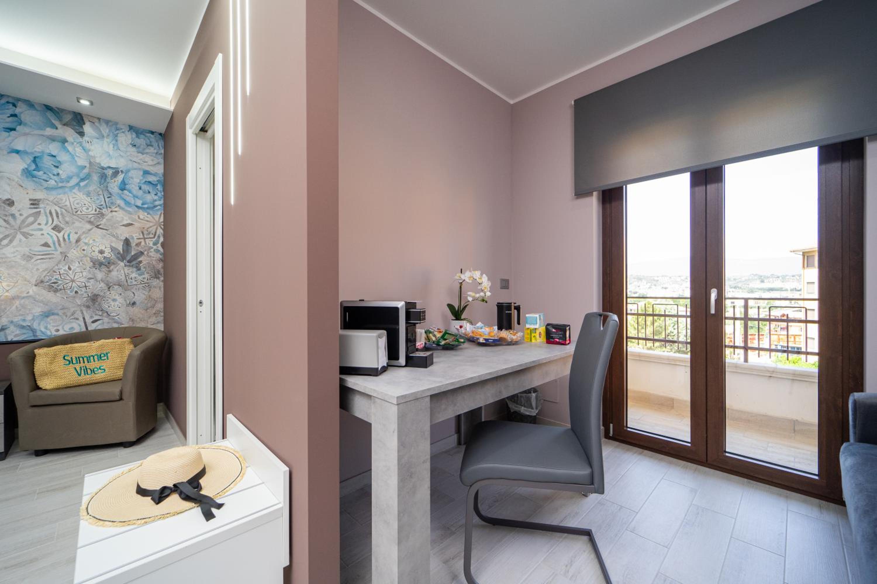 Junior Suite with Balcony - Photo 7