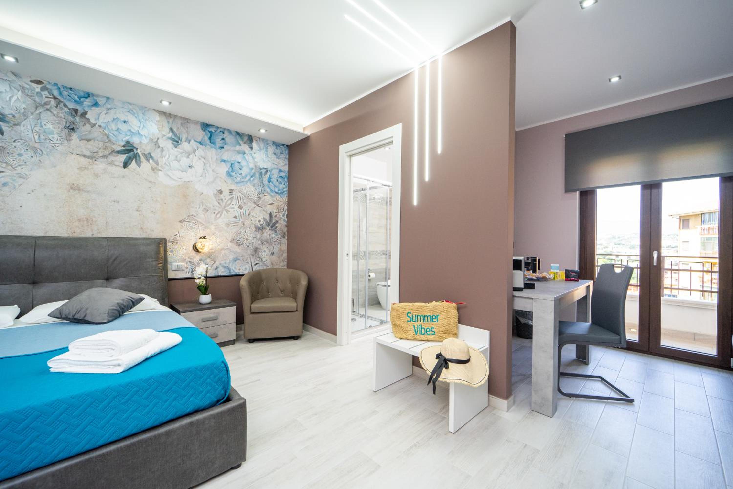 Junior Suite with Balcony - Photo 11