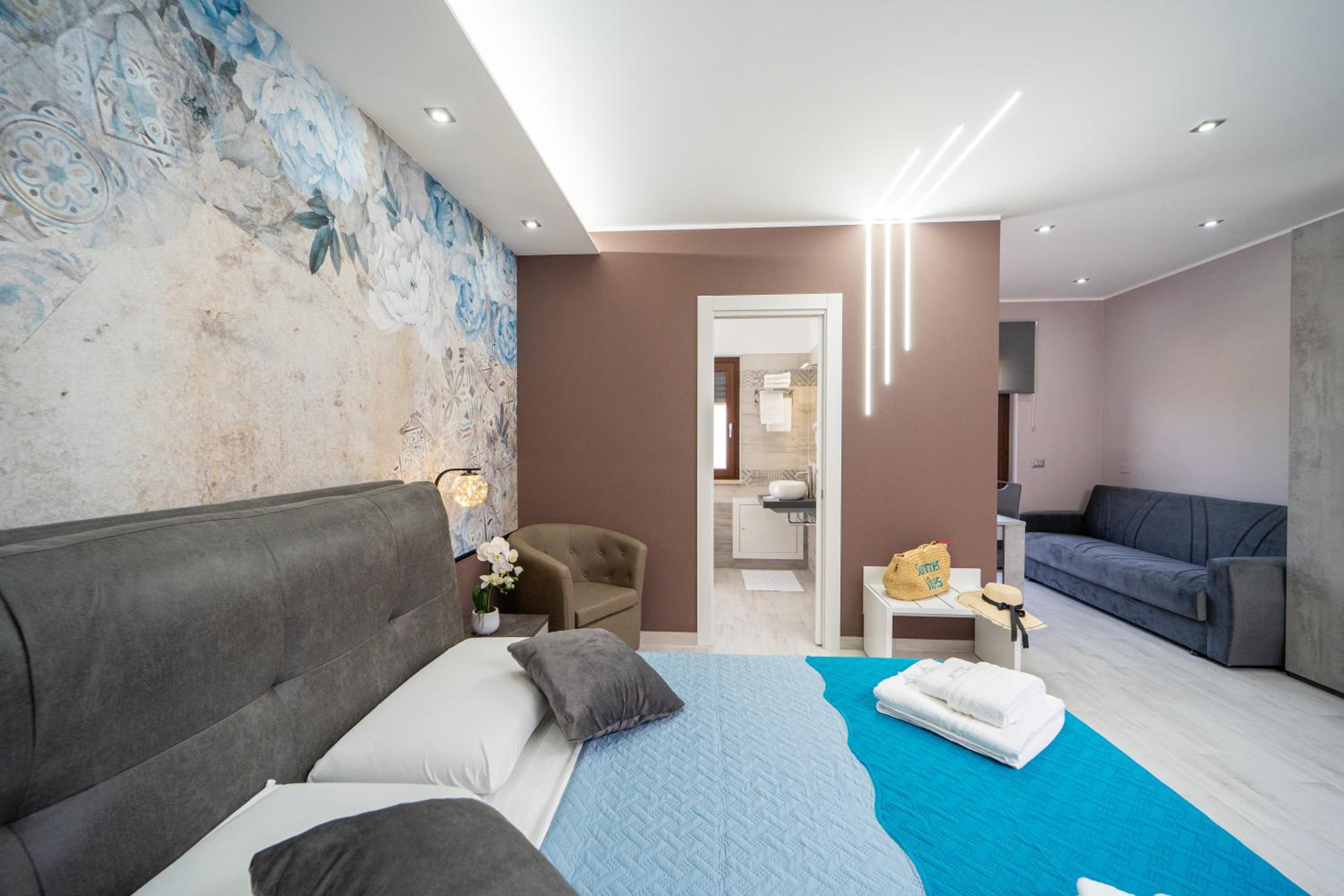 Junior Suite with Balcony - Photo 8