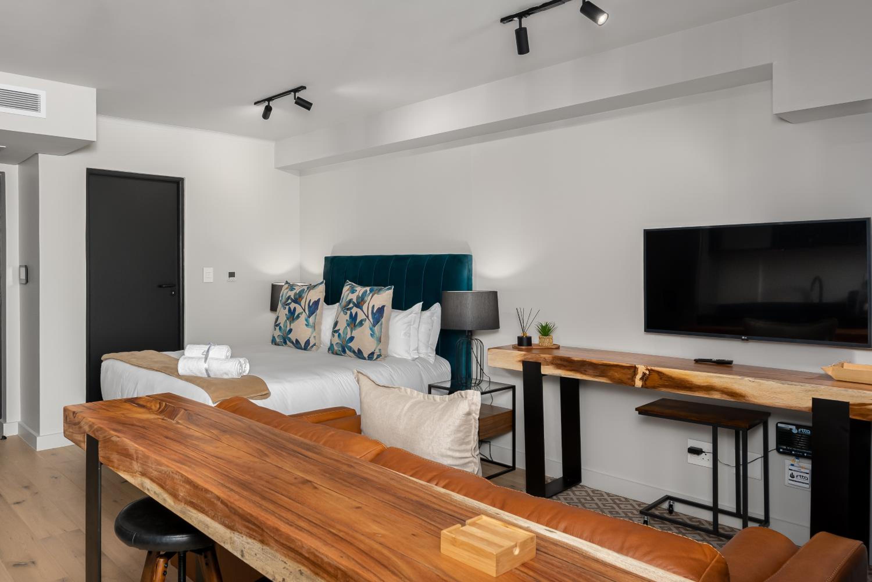 Superior Studio with Balcony - Photo 10