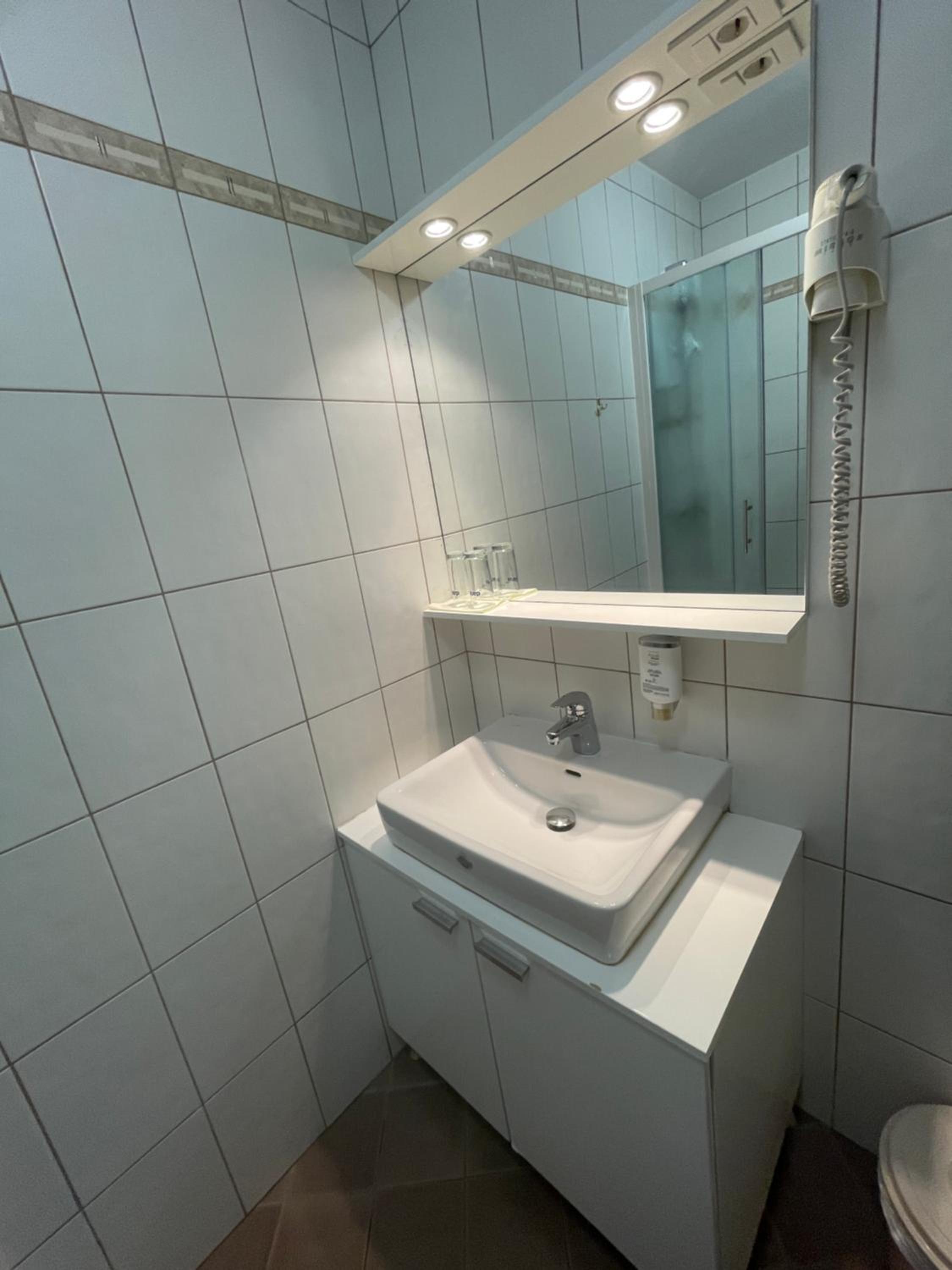Double Room with Balcony - Photo 5