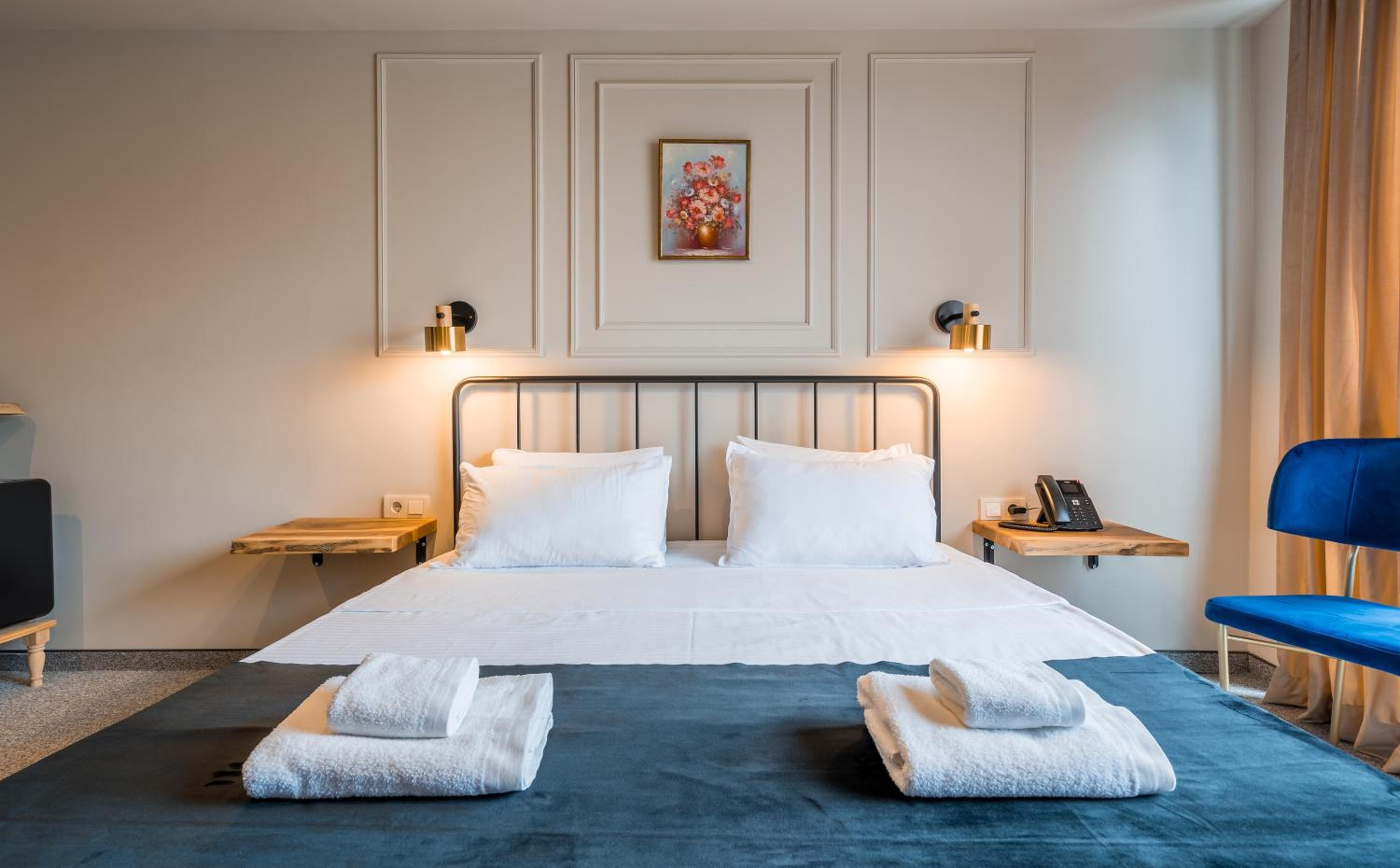 Large Double Room - Photo 1