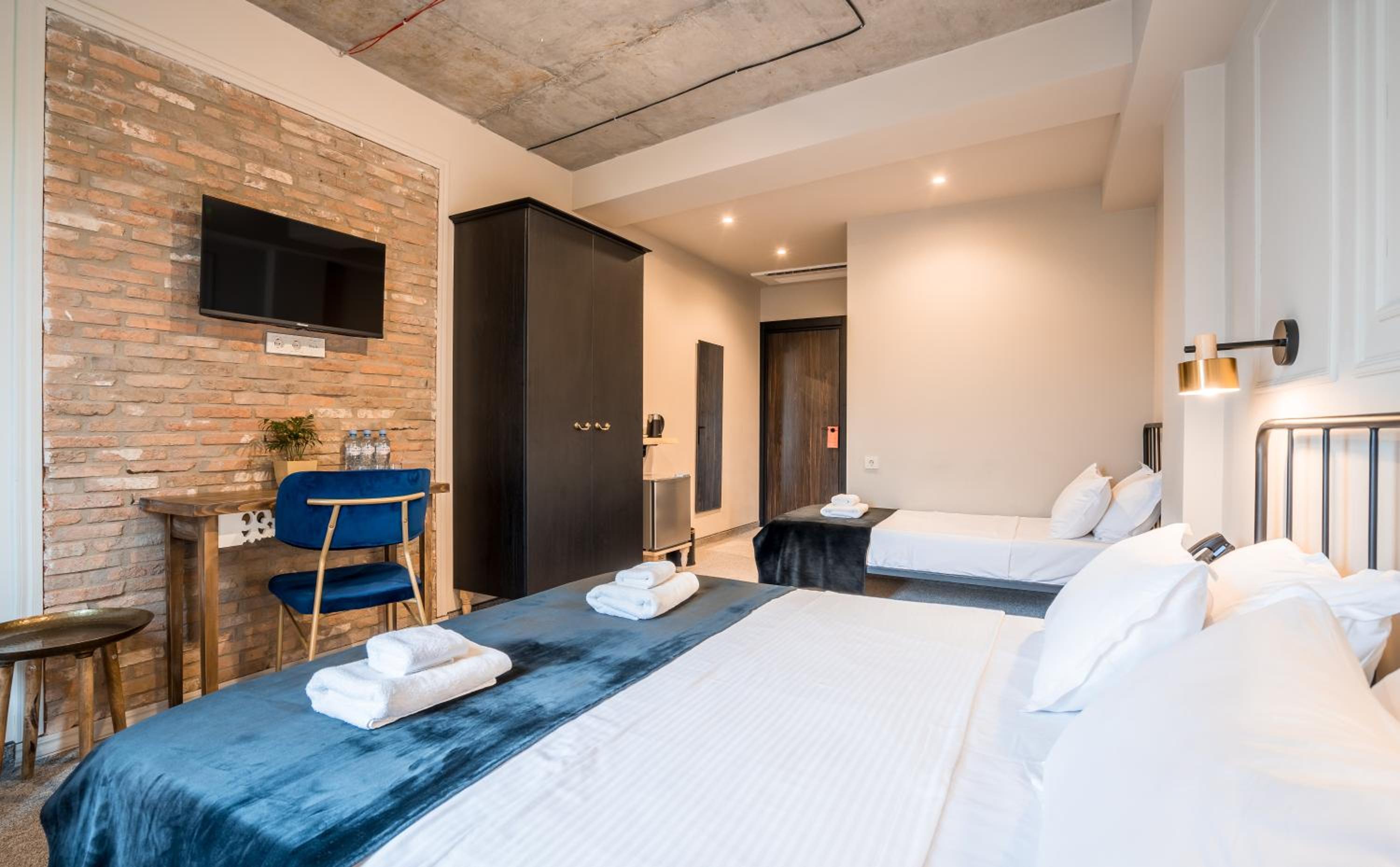 Triple Room with Balcony - Photo 9
