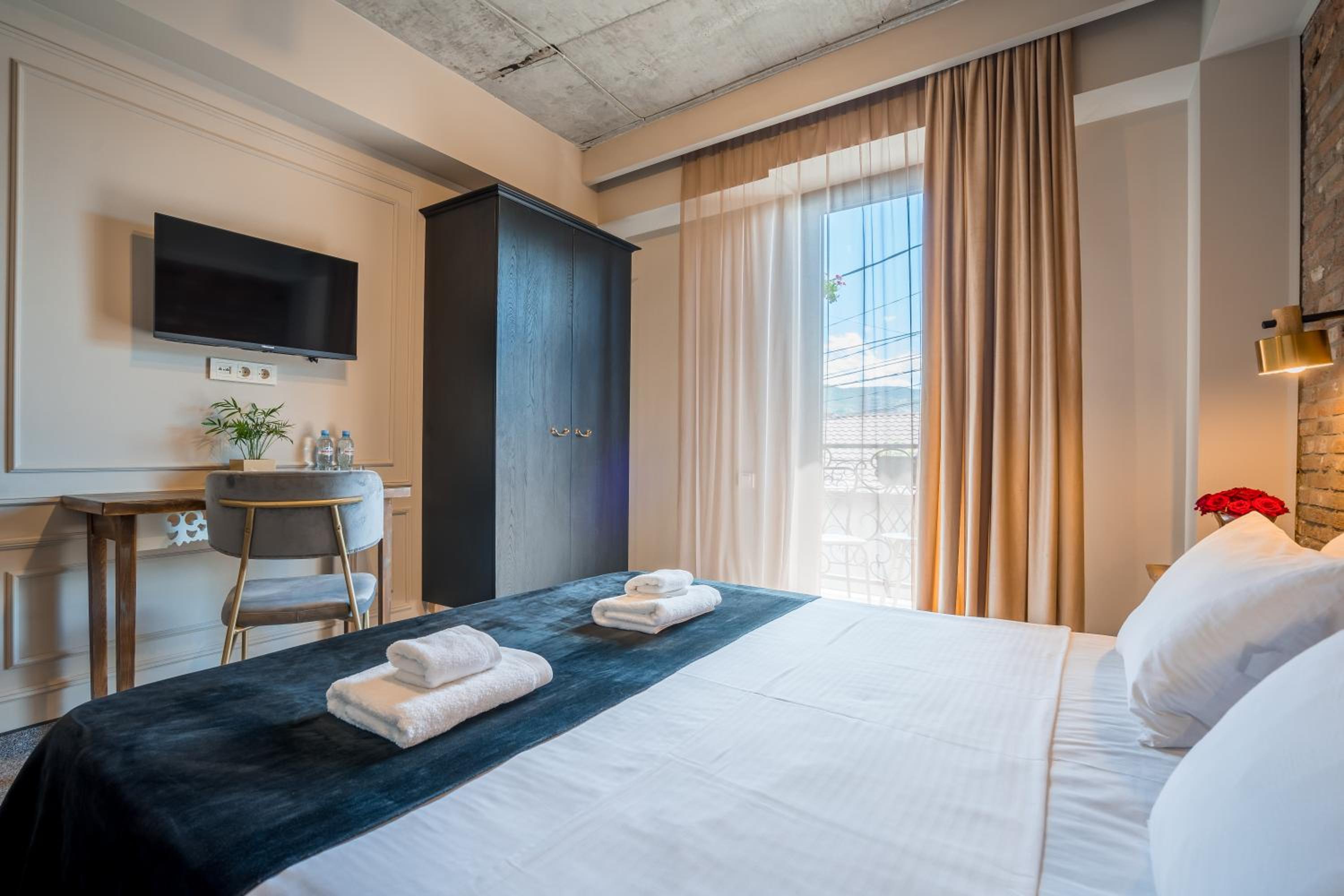 King Room with Balcony - Photo 10