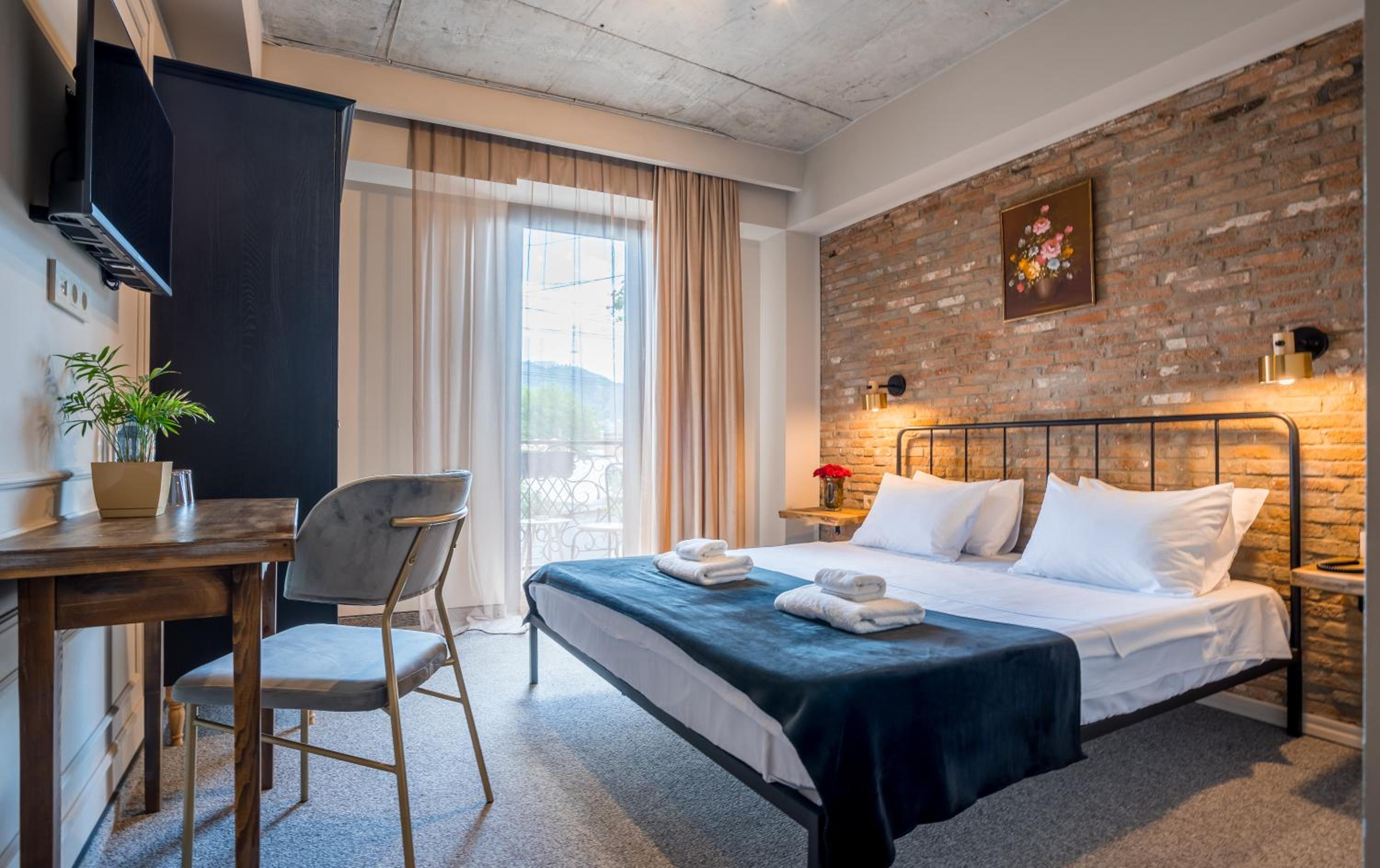 King Room with Balcony - Photo 7