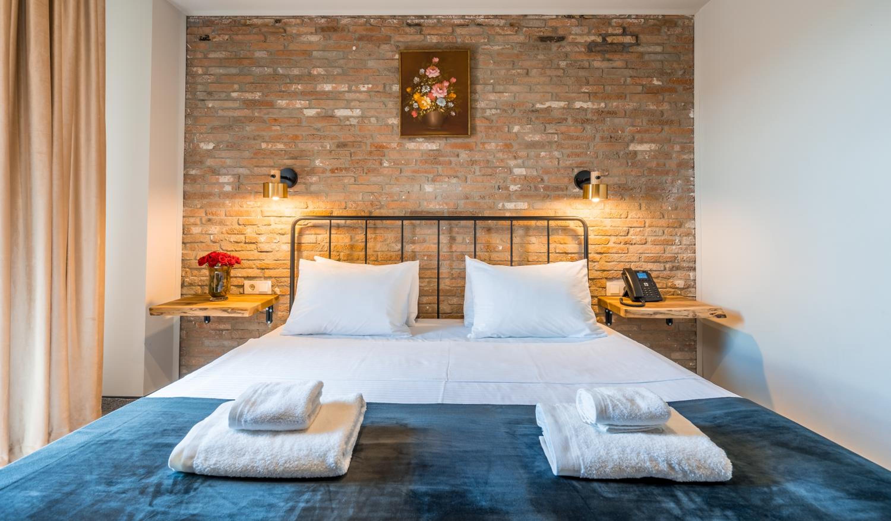 King Room with Balcony - Photo 4