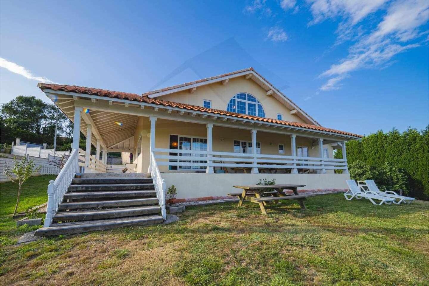 Five-Bedroom House photo 3