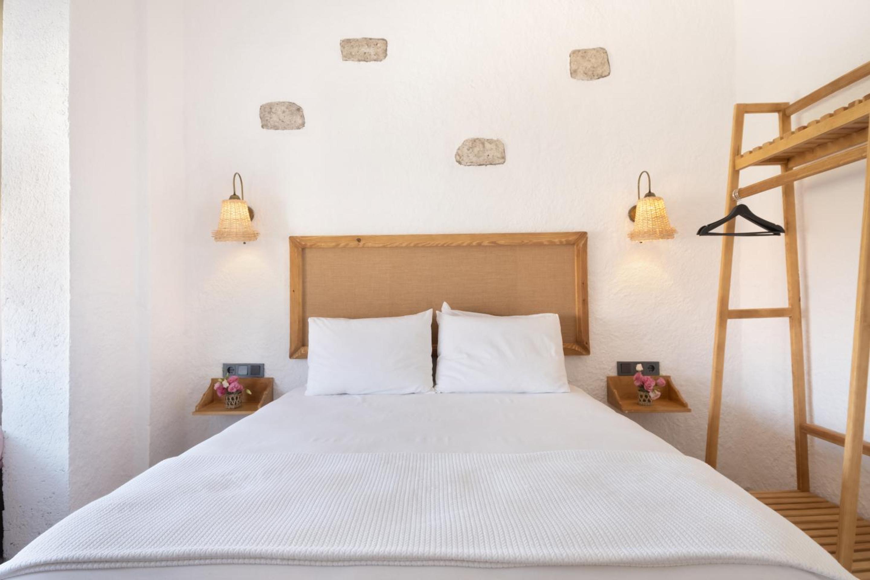 Deluxe Double Room with Extra Bed - Photo 1