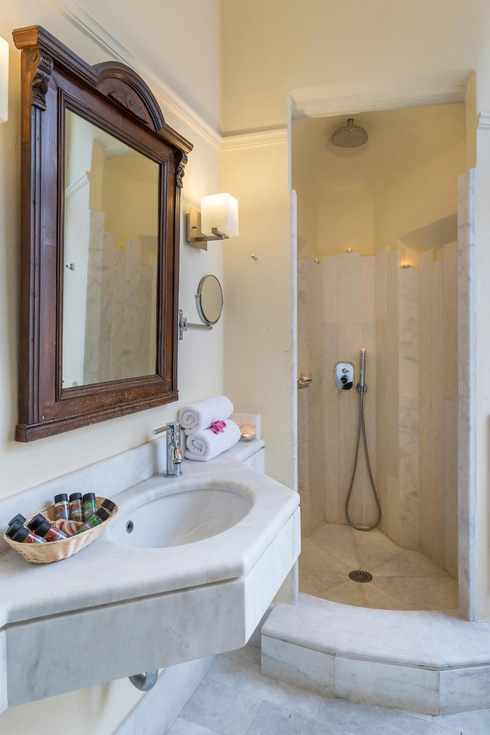 Superior Suite with Balcony (Cozy Alley Building) - Photo 8