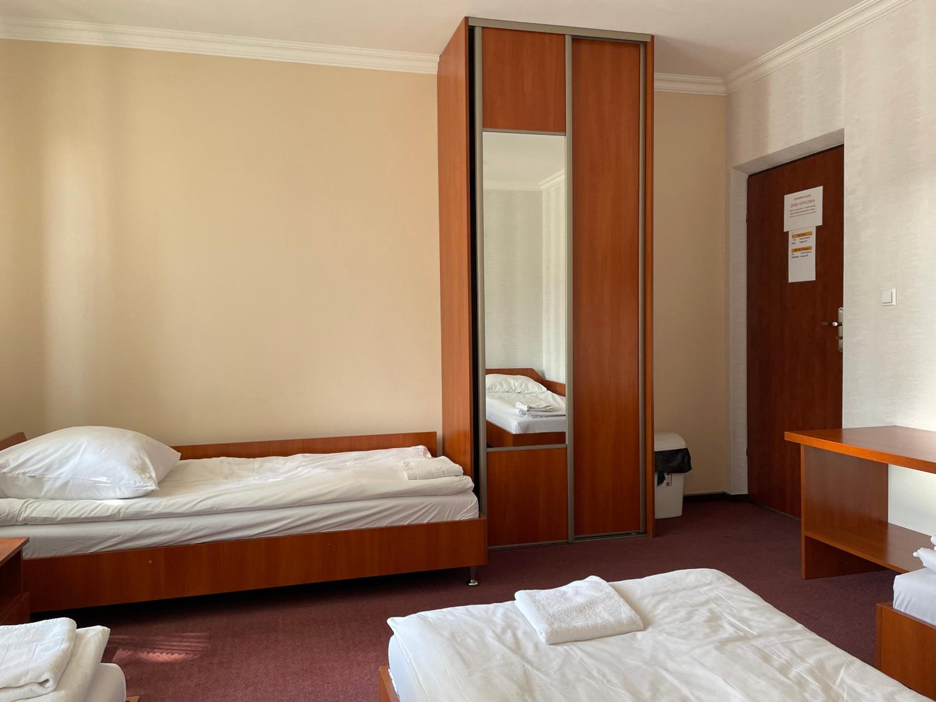 Economy Quadruple Room - Photo 7