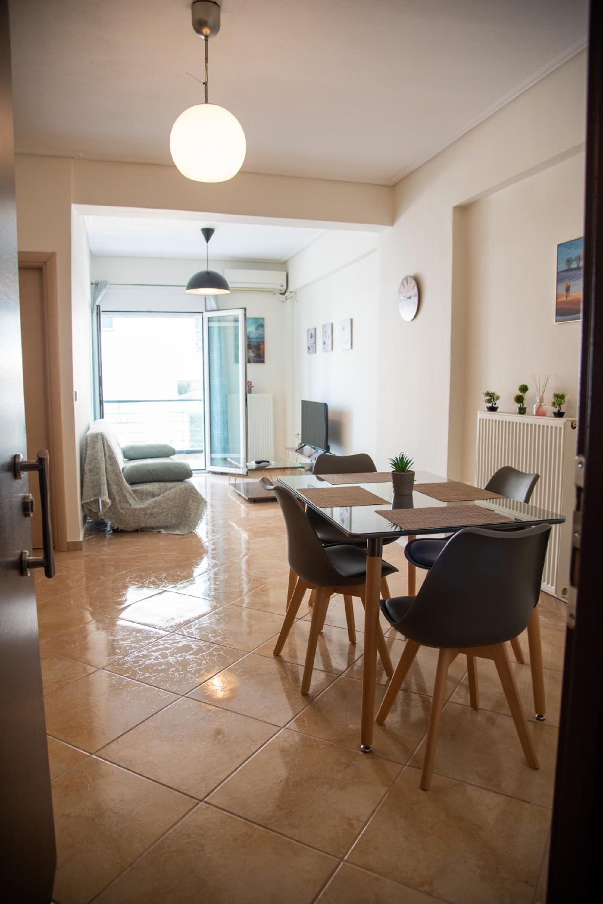 One-Bedroom Apartment photo 1