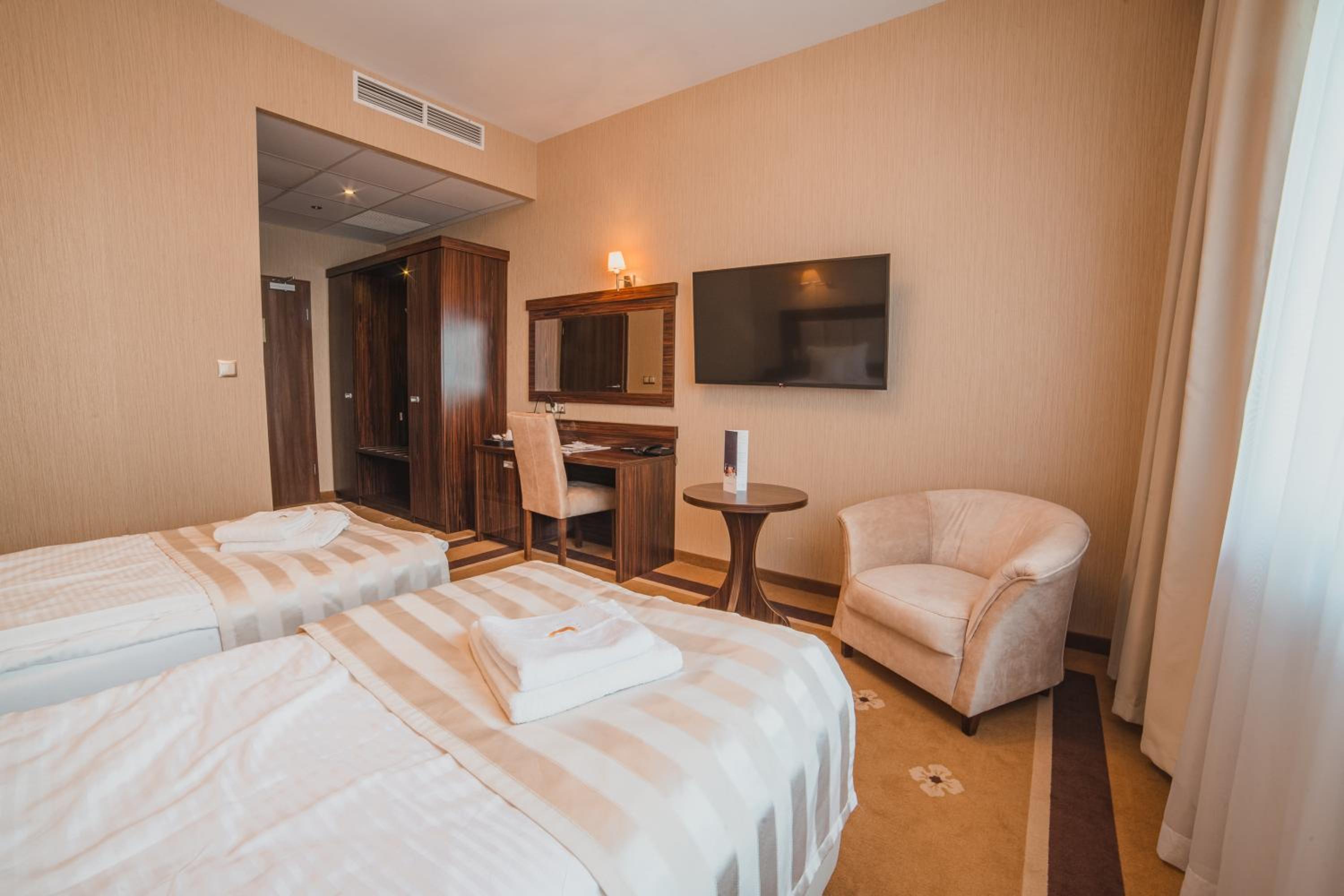  Standard Twin Room photo 2