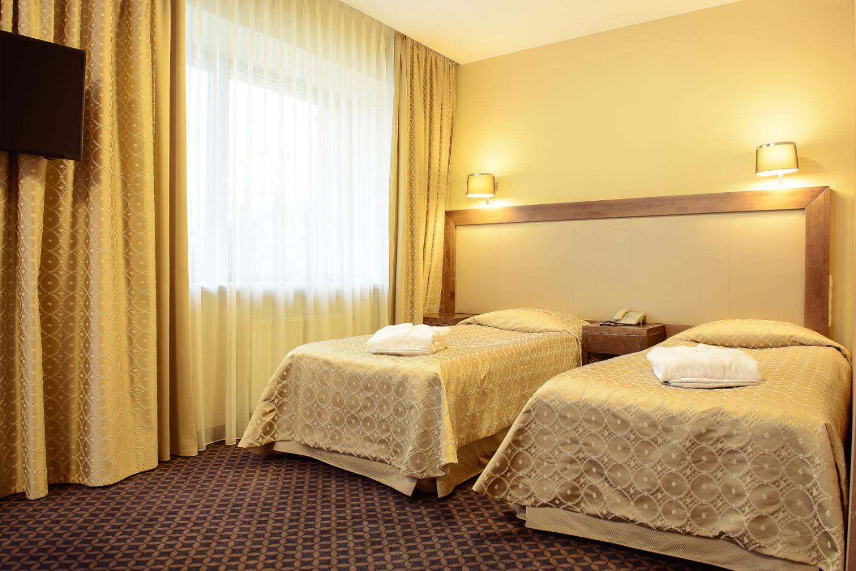 Double or Twin Room with Spa Access - Photo 13