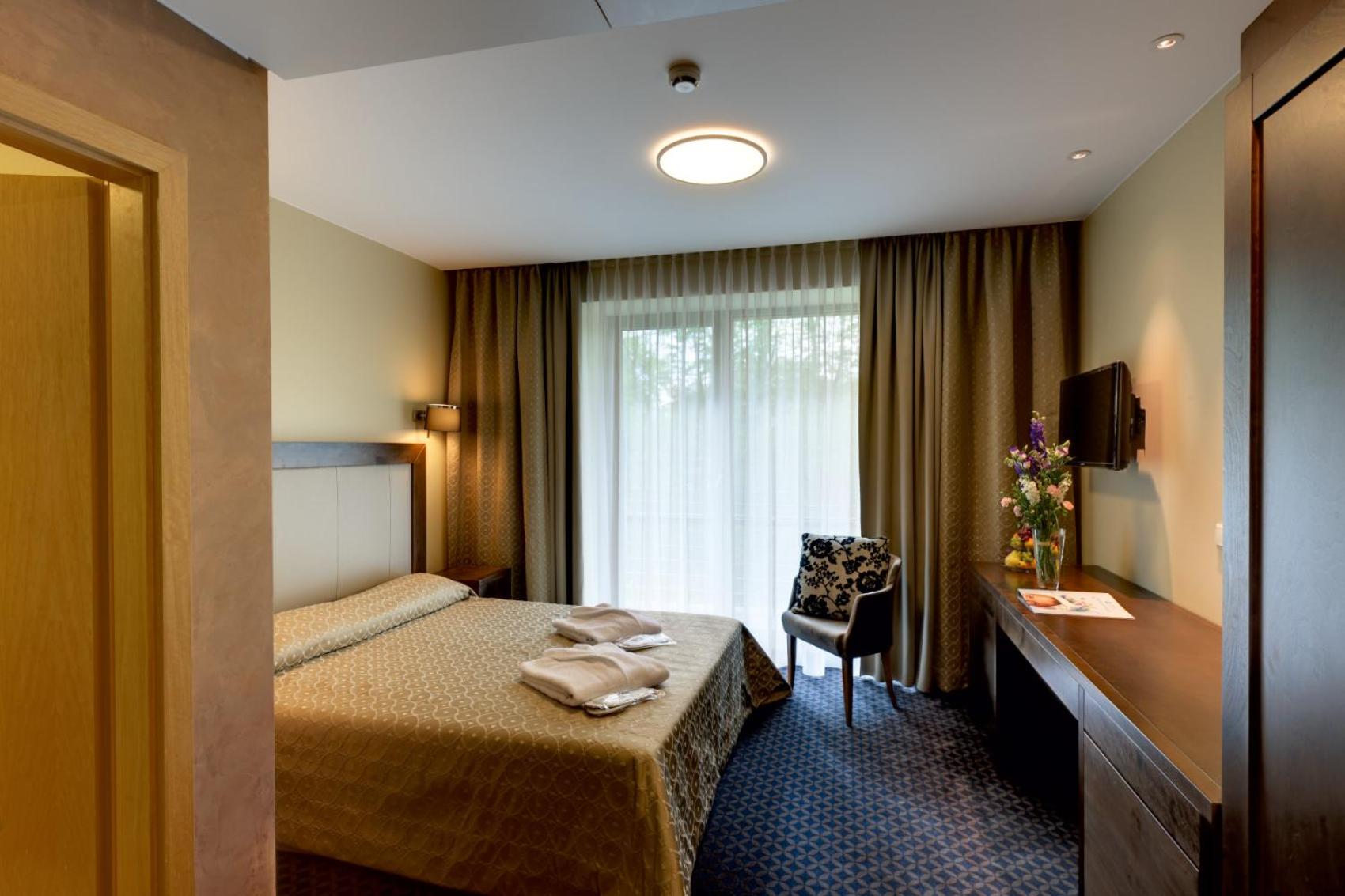 Double or Twin Room with Spa Access - Photo 9