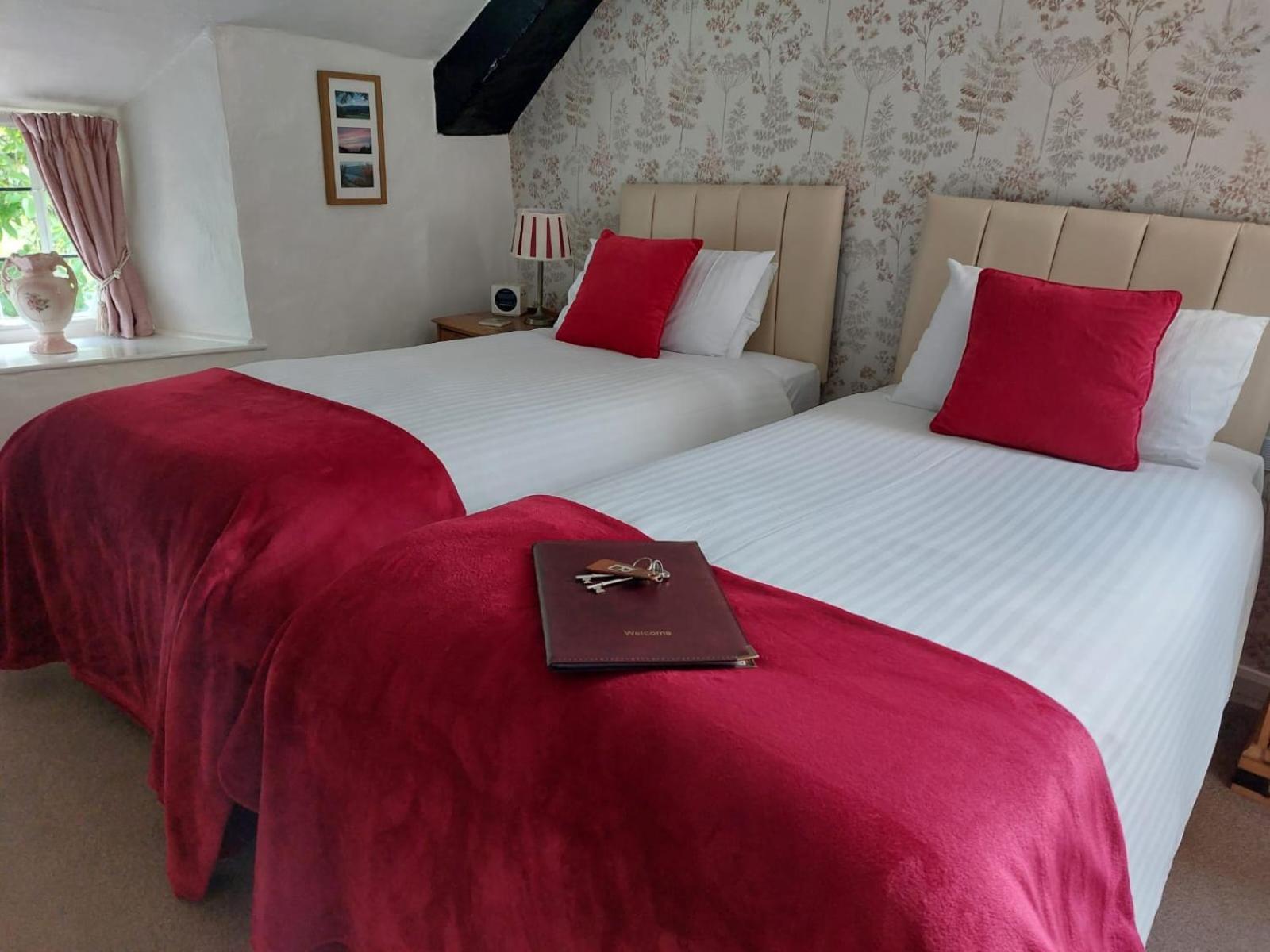  Double or Twin Room with Private External Shower Room - Photo 1