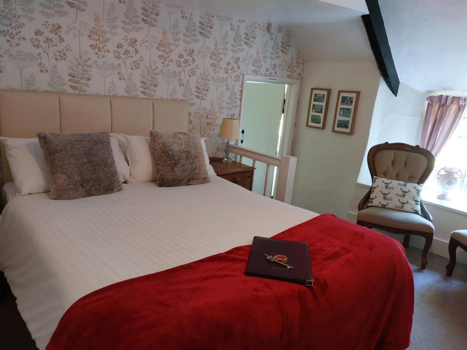 En suite Double Room with bath - Photo 1