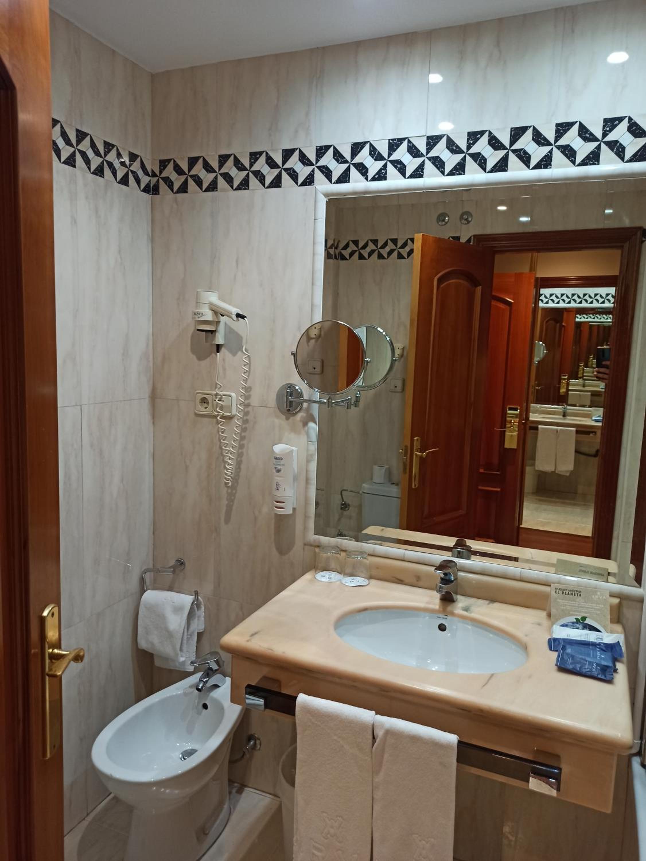 Double Room - Photo 9