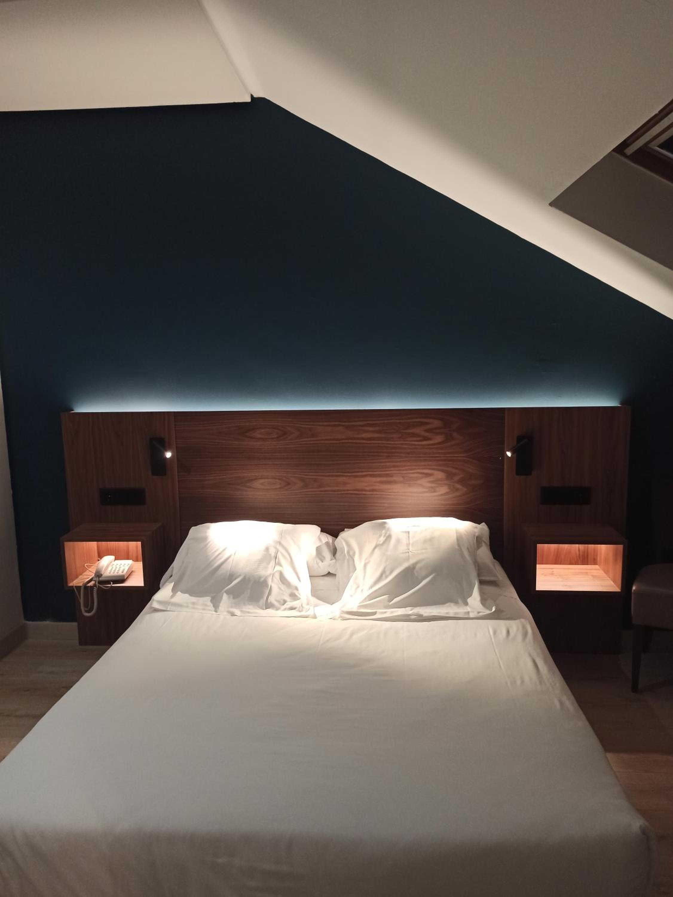 Deluxe Double or Twin Room - Photo 6