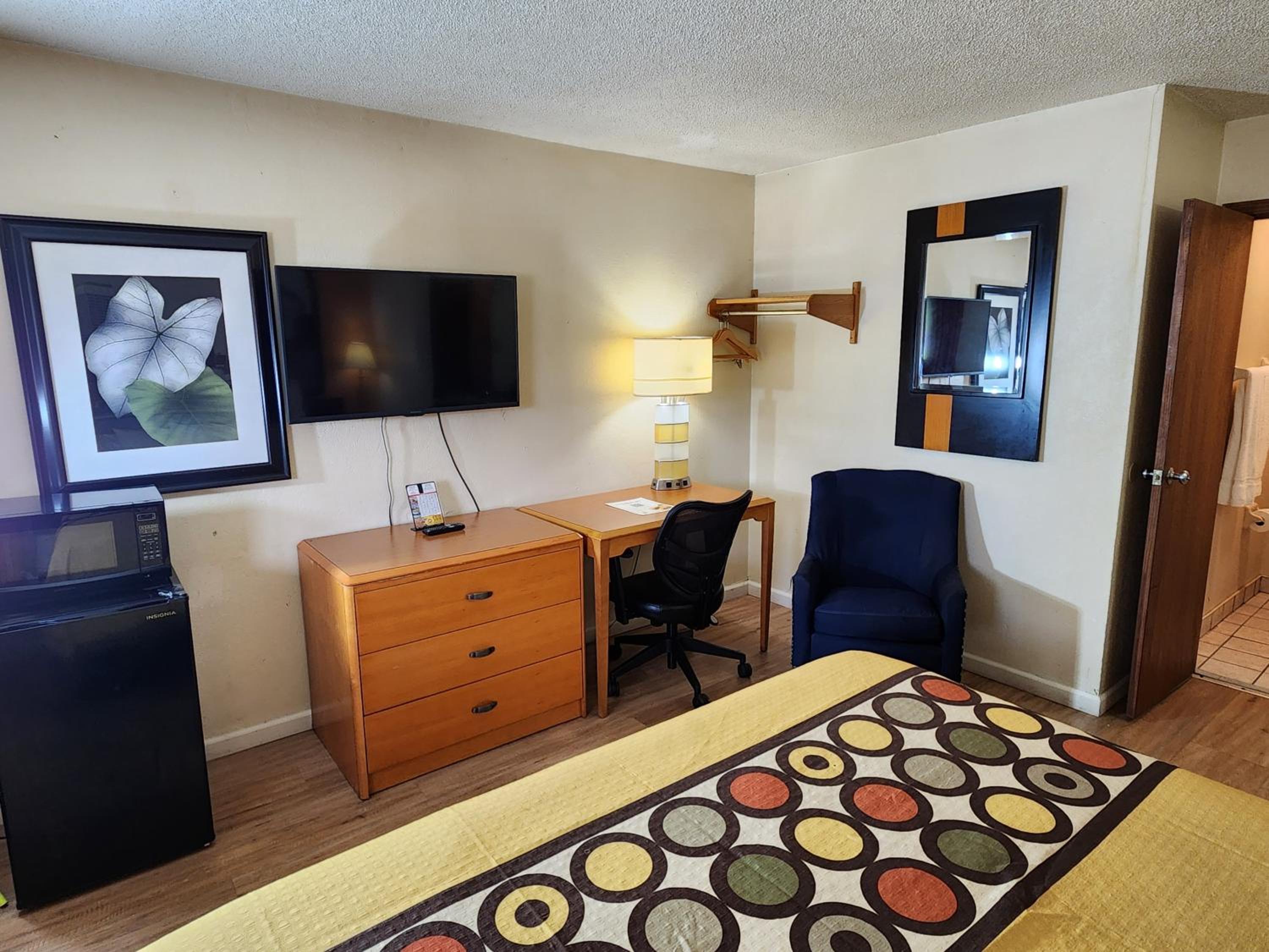 King Room - Non-Smoking - Photo 3