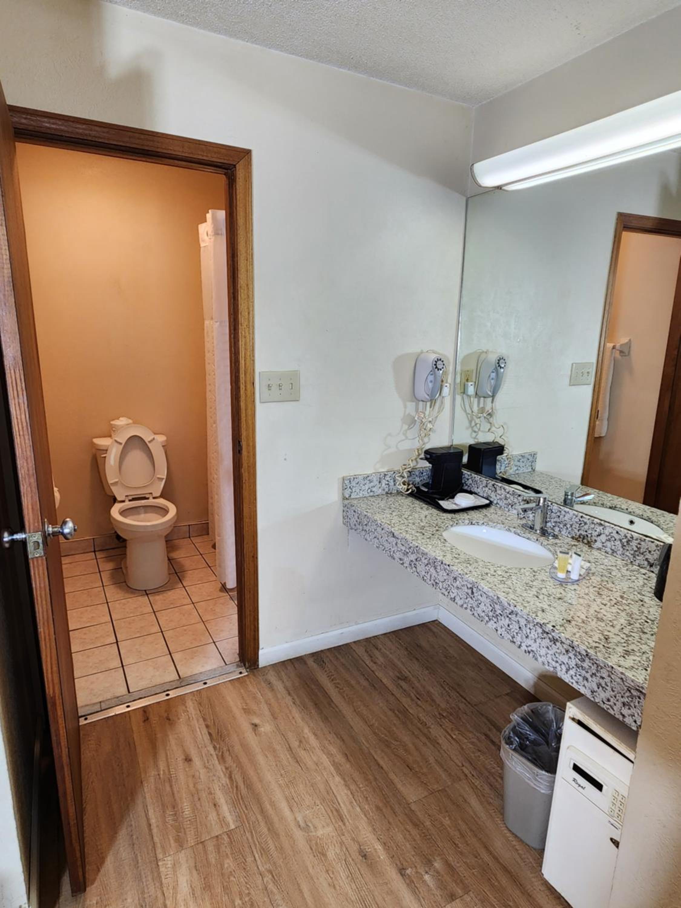 King Room - Non-Smoking - Photo 5