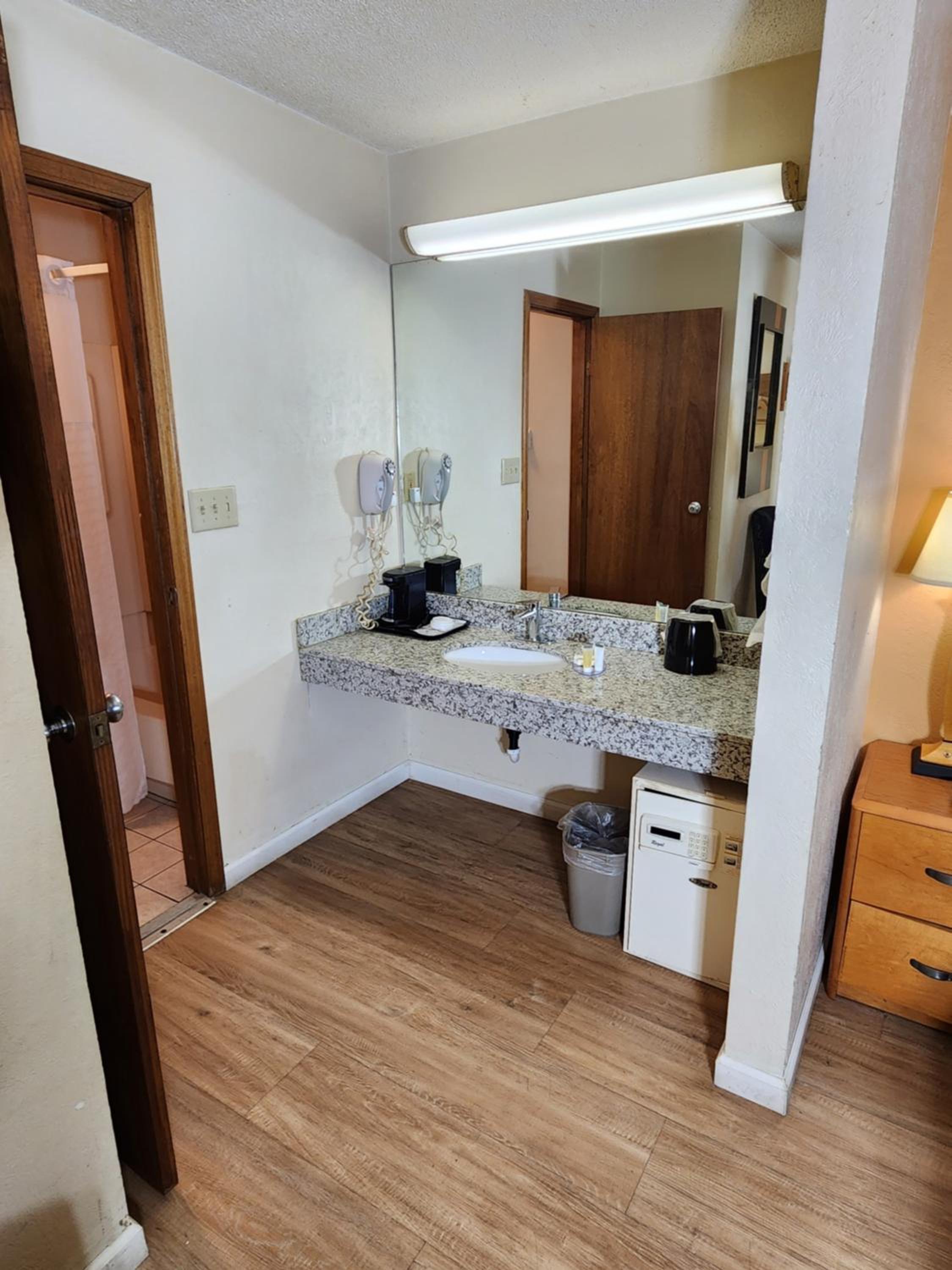 King Room - Non-Smoking - Photo 2