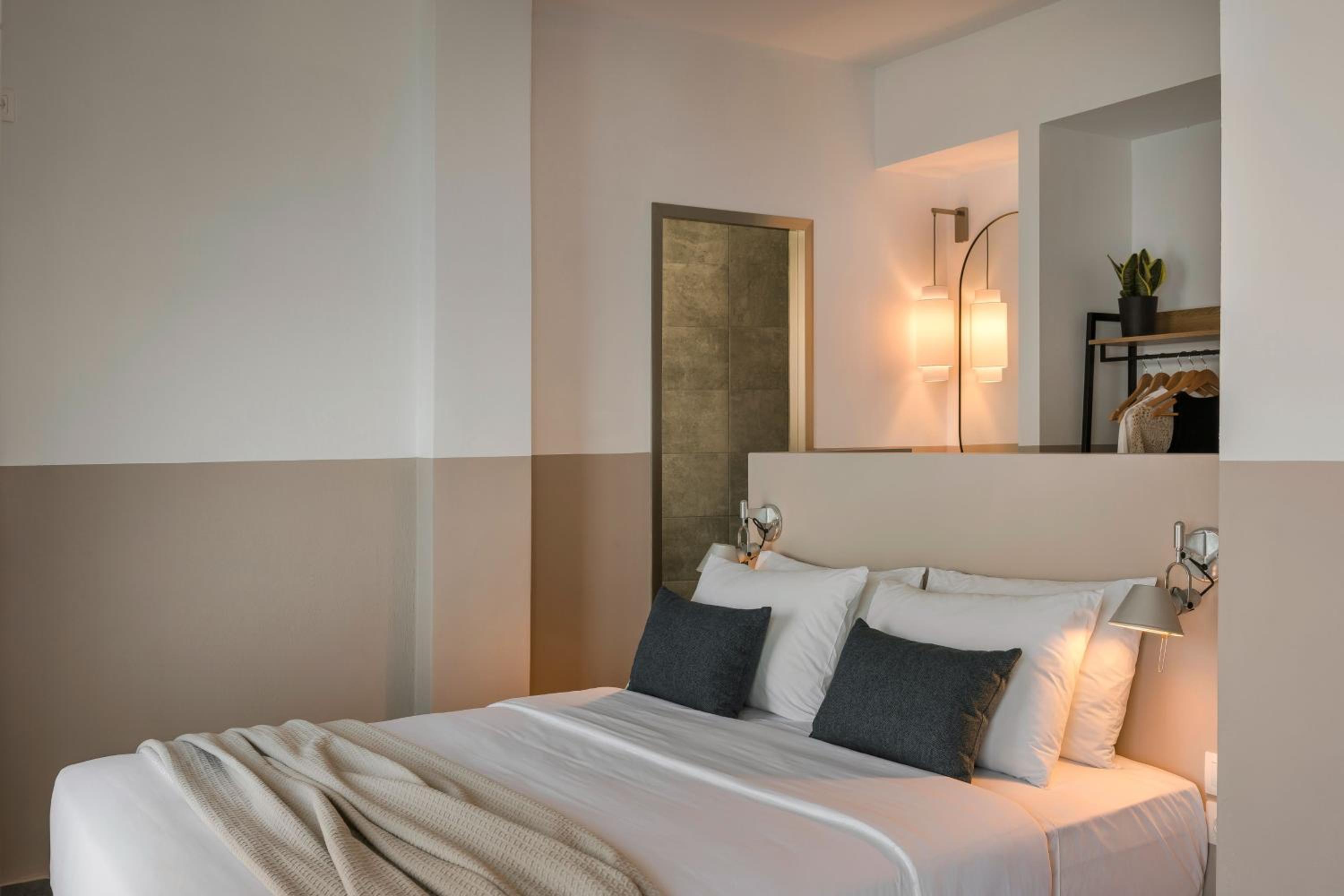 Deluxe Double Room with Balcony photo 3