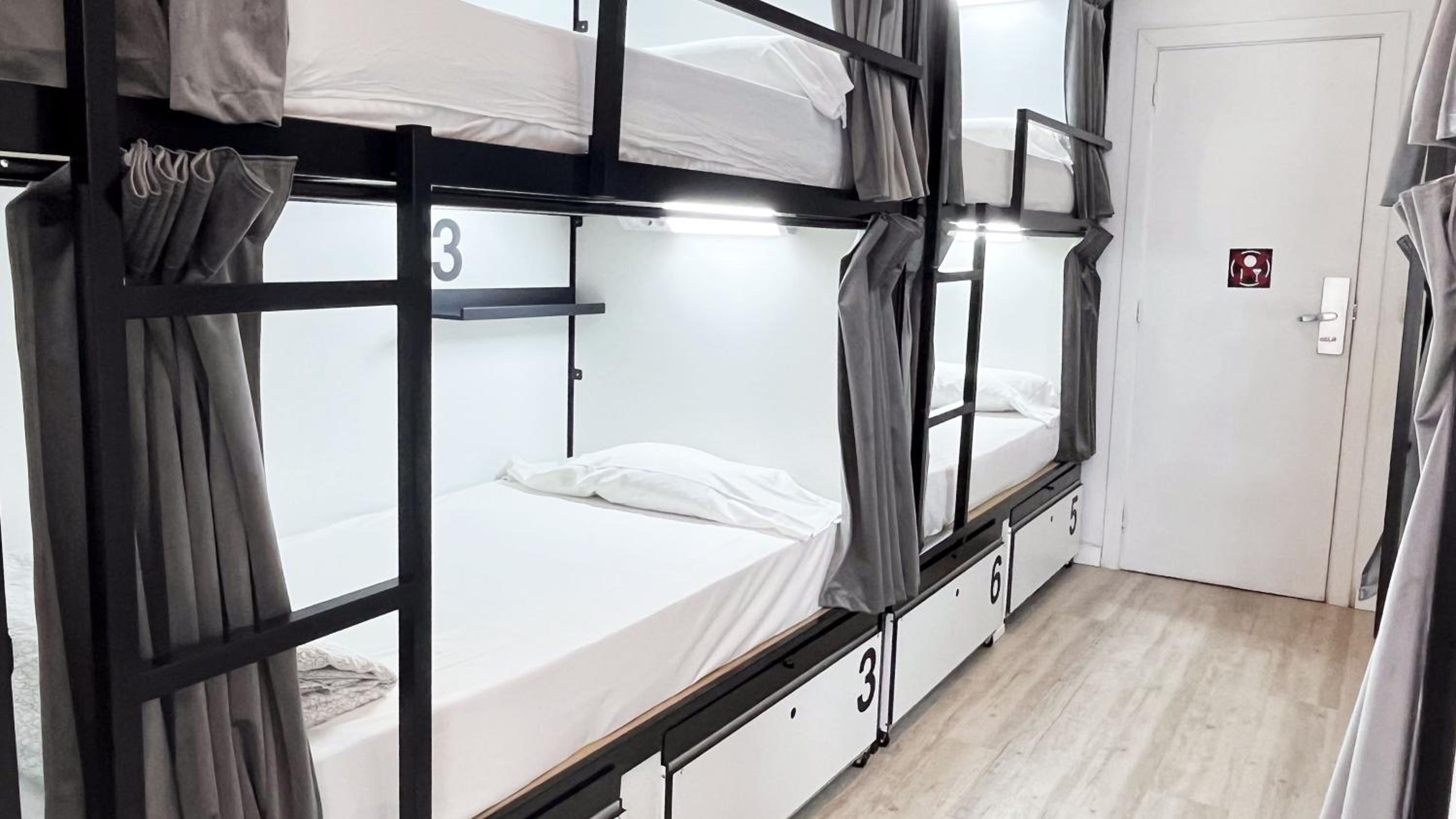Bed in 6-Bed Dormitory Room with Shared Bathroom photo 3