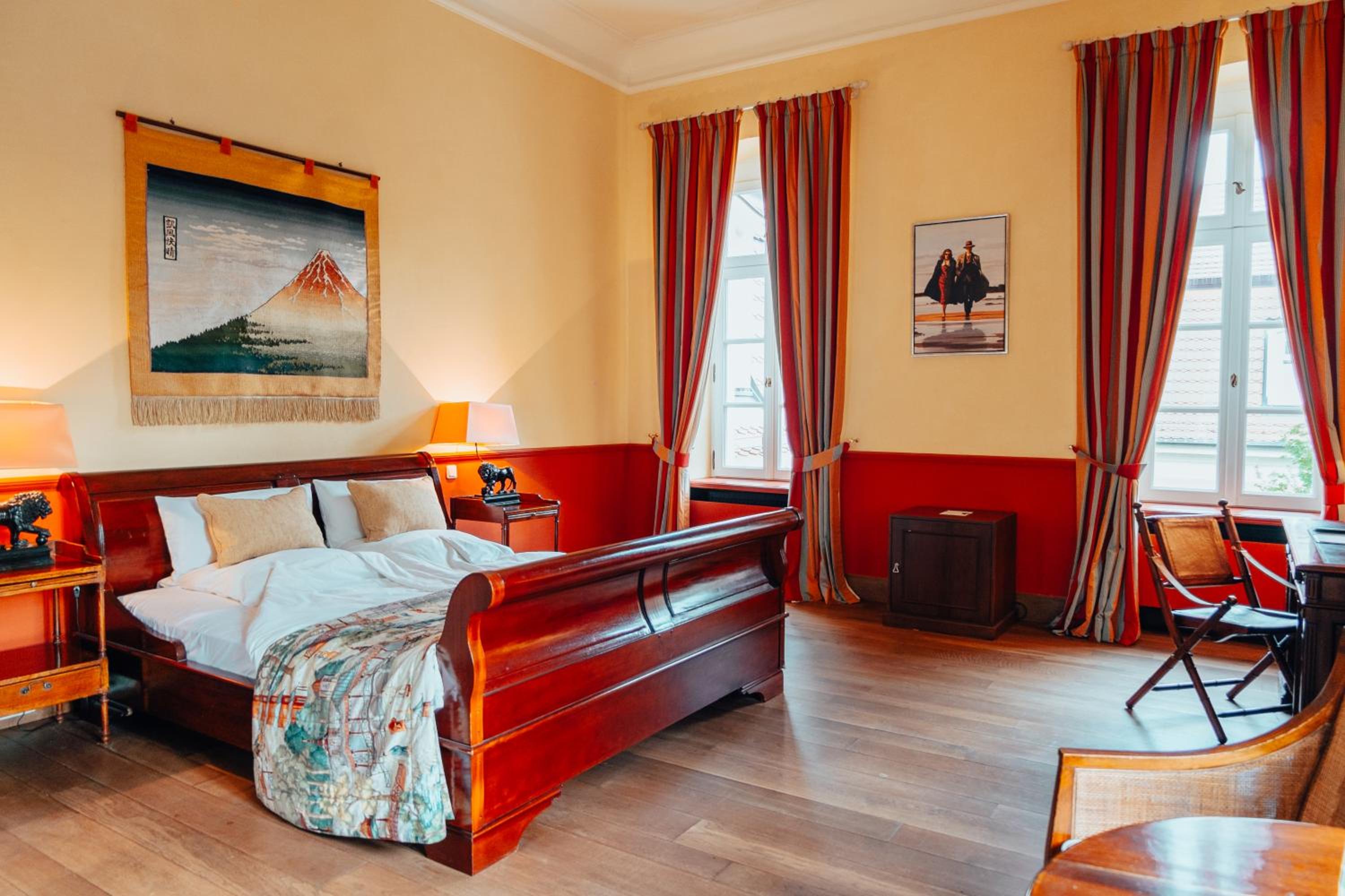 Executive Suite - Photo 1