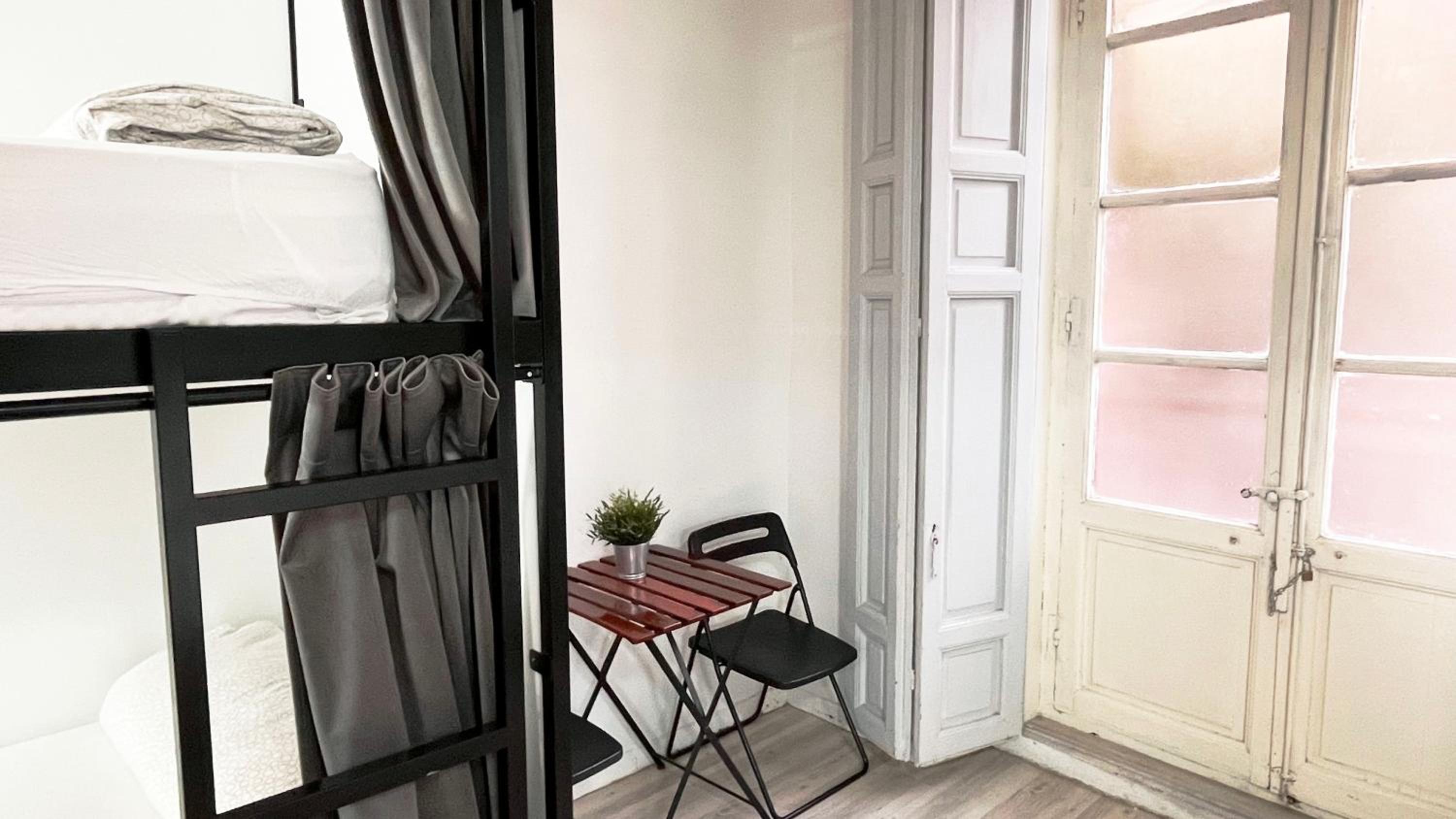 Cama en habitación compartida de 12 camas con baño compartido